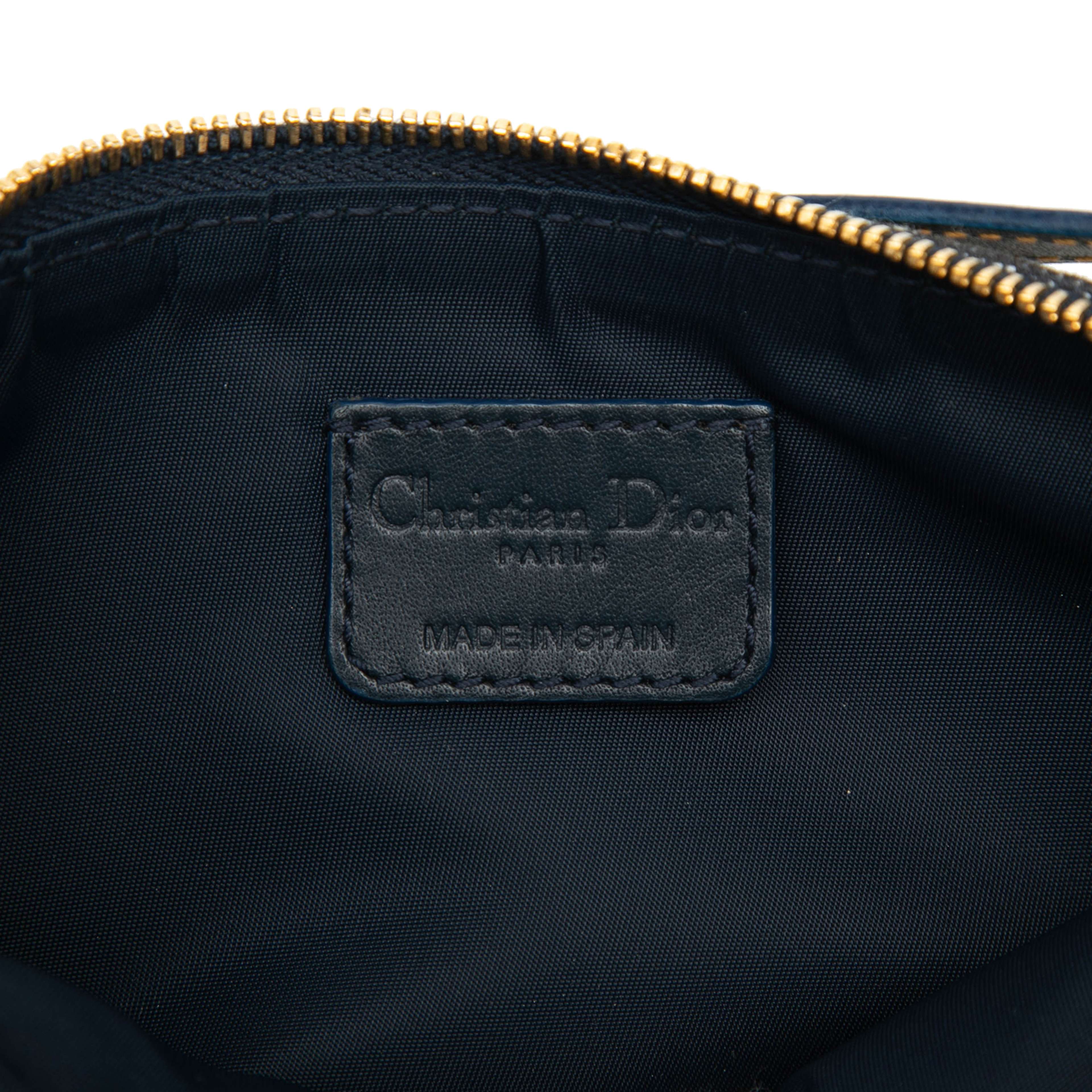 Dior Mini Diorissimo Canvas Saddle Pochette, från Luxclusif, i färgen navy. Klicka för att öppna bilden i stort format