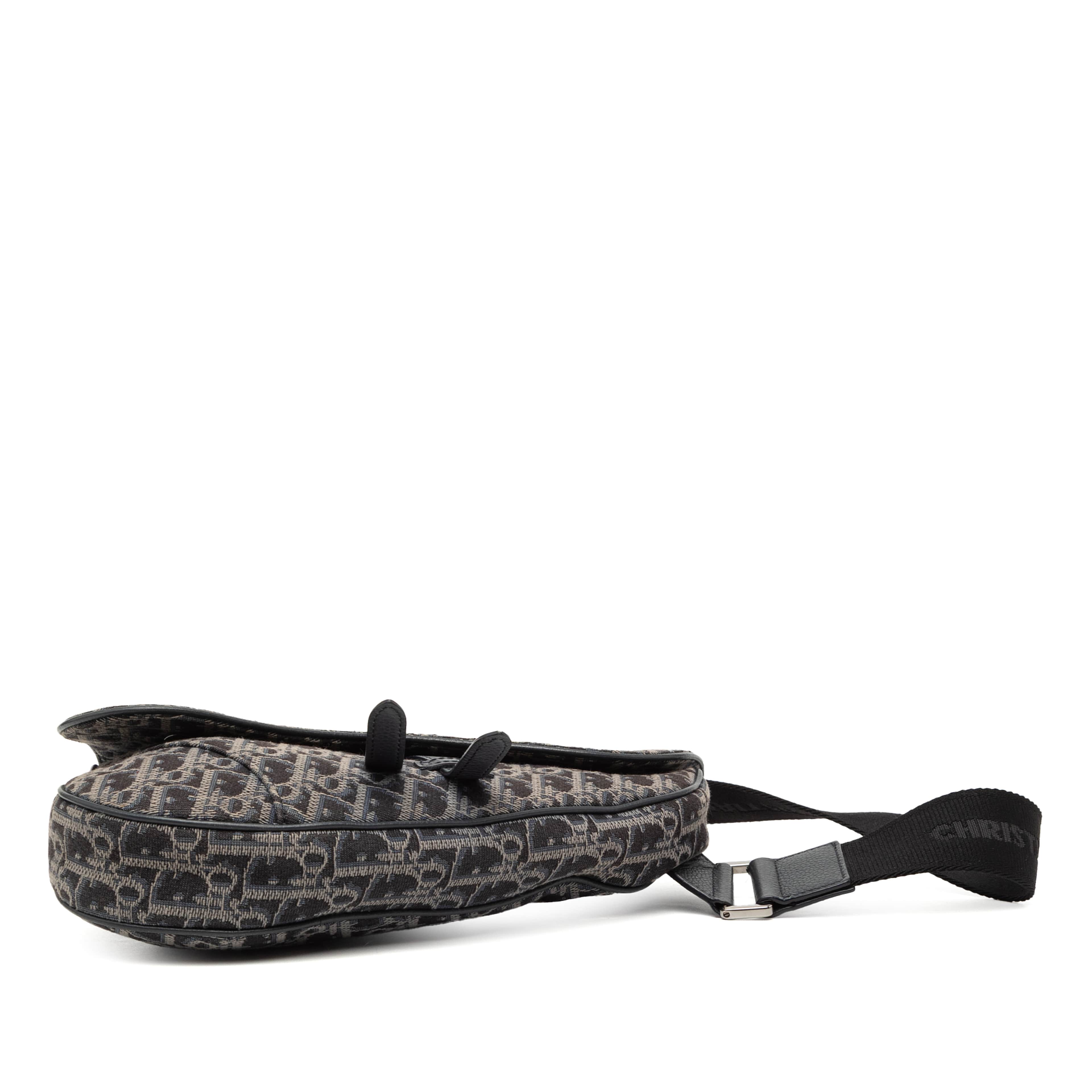 Dior Oblique Canvas Saddle Crossbody, från Luxclusif, i färgen black. Klicka för att öppna bilden i stort format