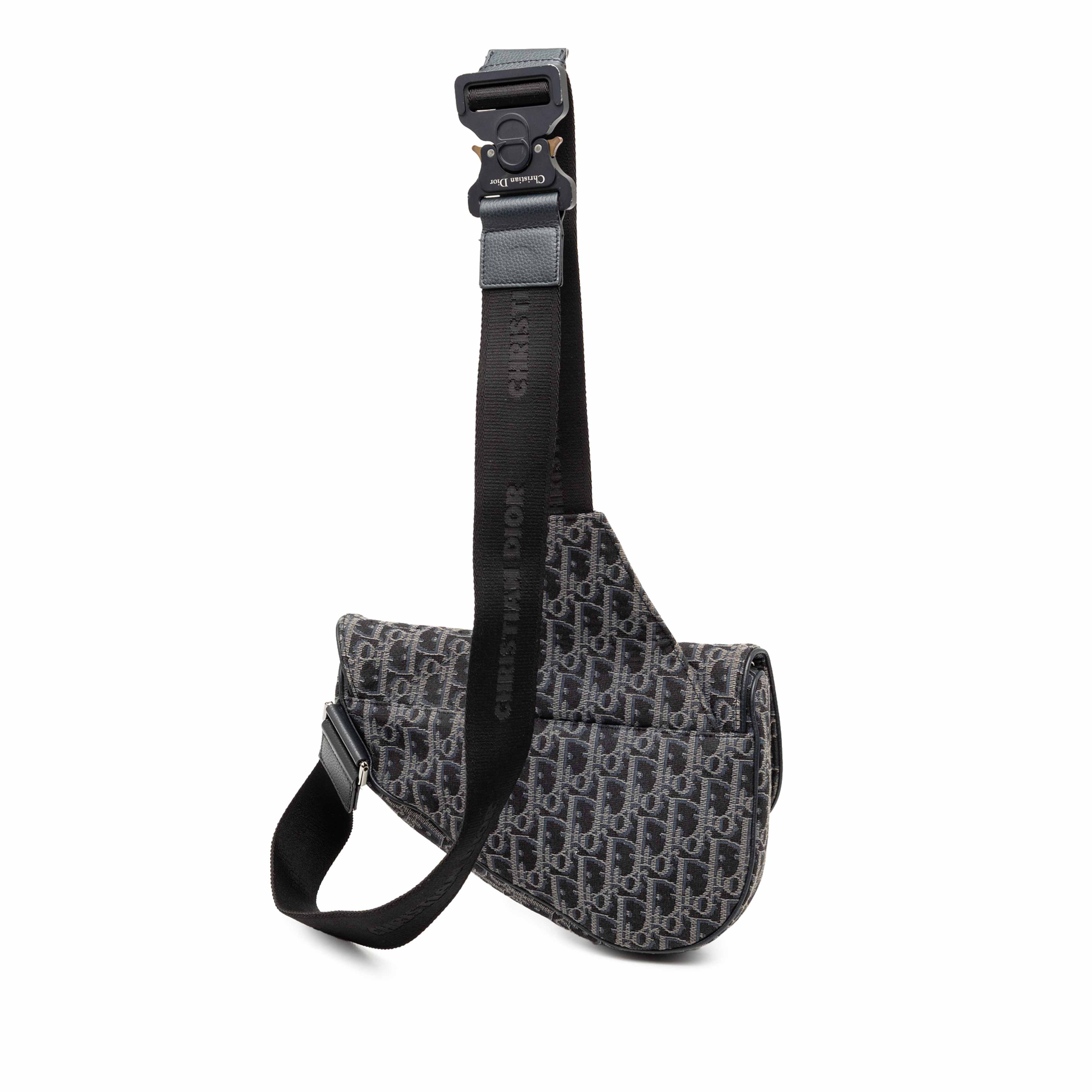 Dior Oblique Canvas Saddle Crossbody, från Luxclusif, i färgen black. Klicka för att öppna bilden i stort format