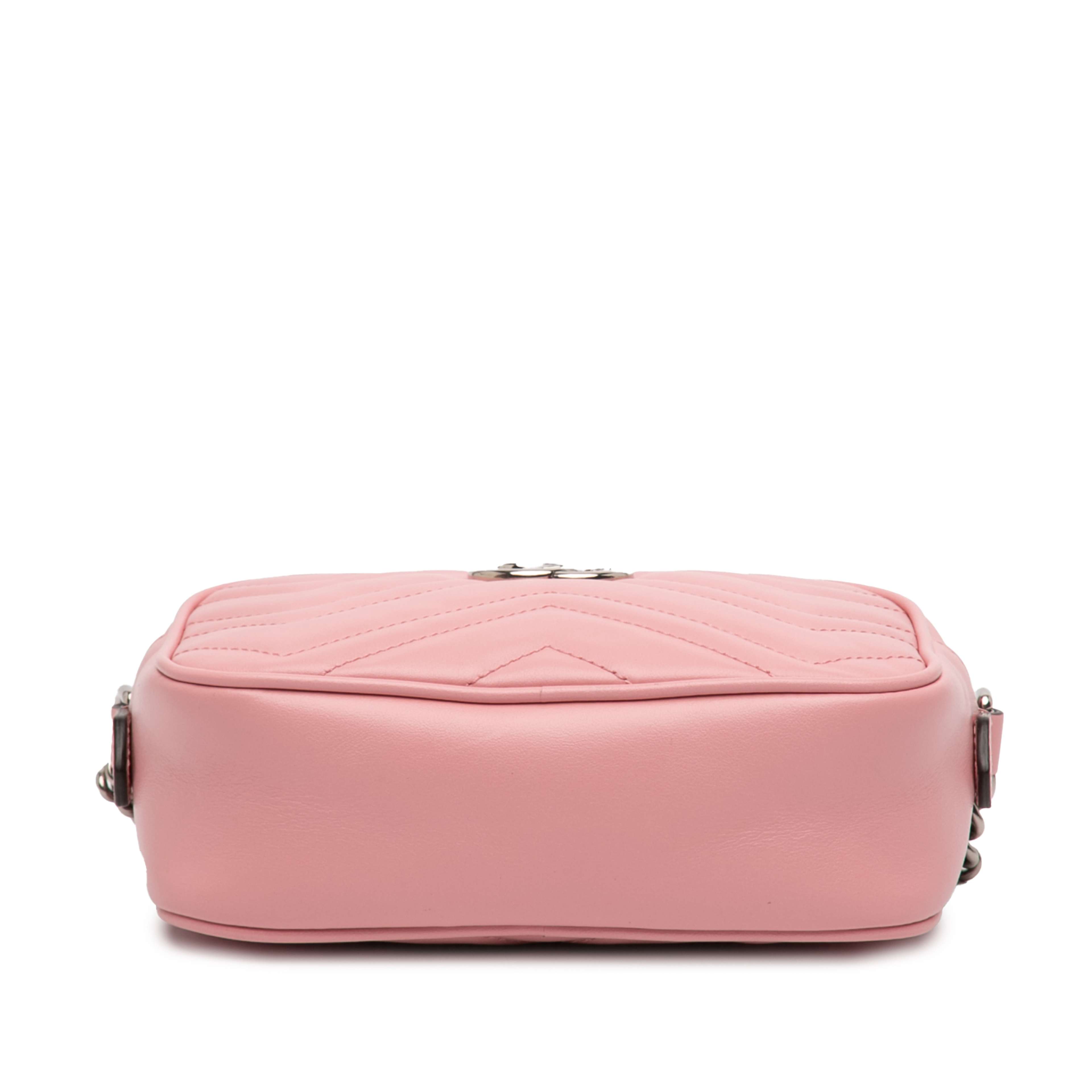 Gucci Mini Gg Marmont Matelasse Leather Crossbody, från Luxclusif, i färgen rosa. Klicka för att öppna bilden i stort format