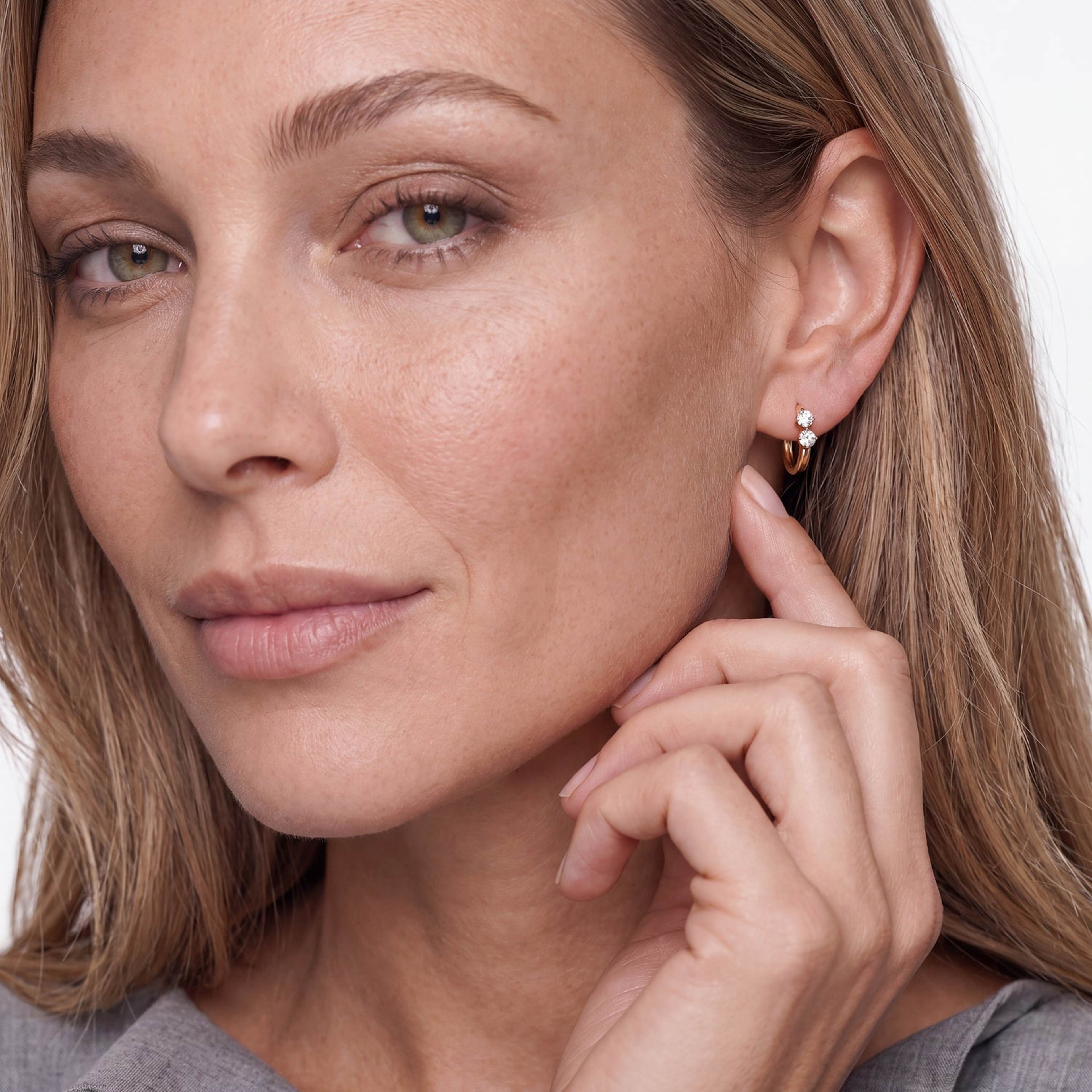 Princess Creolo Piccolo Earrings, från Sif Jakobs Jewellery, i färgen gold. Klicka för att öppna bilden i stort format