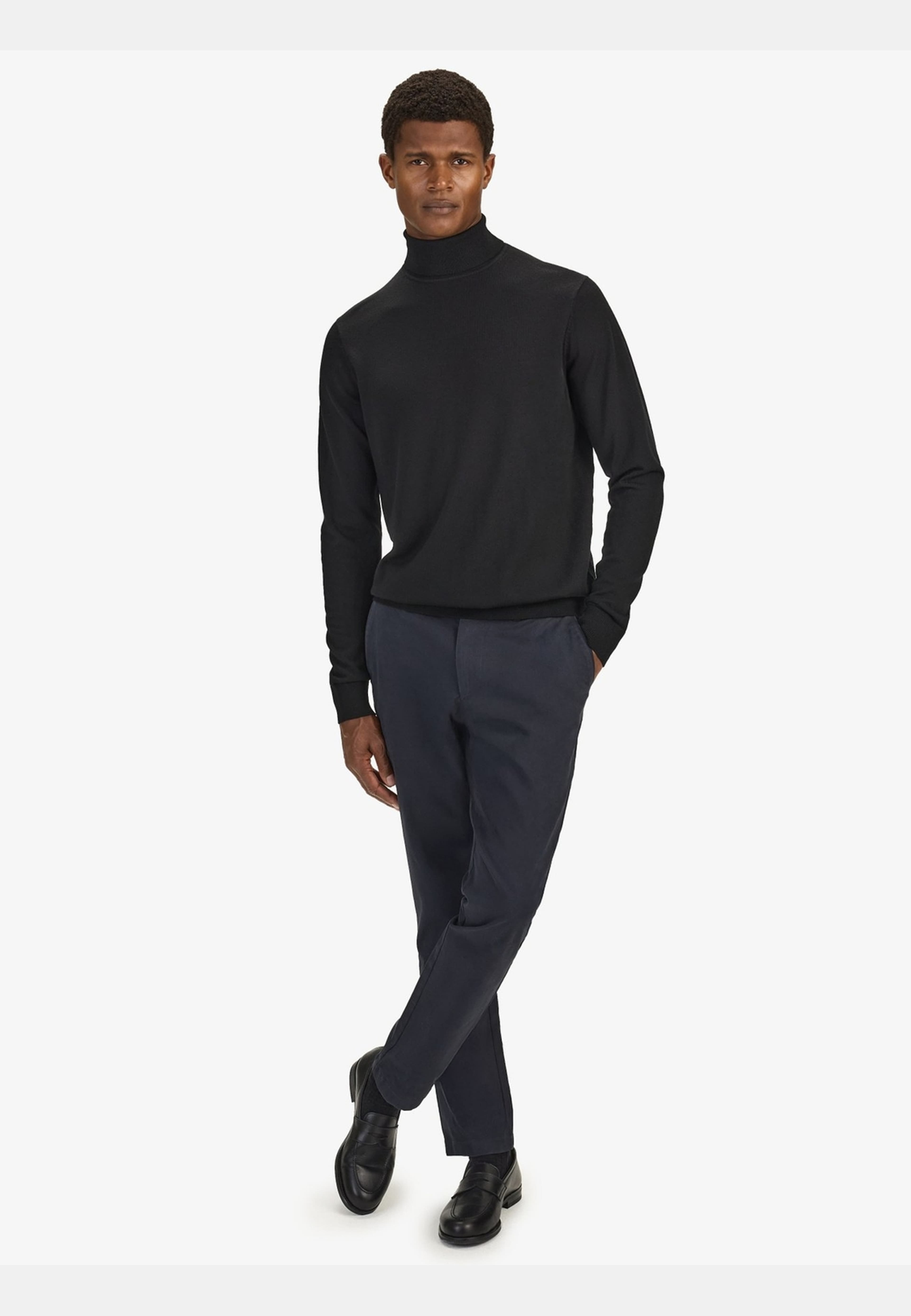 Merino Roller Neck Sweater (albion), från John Henric, i färgen black. Klicka för att öppna bilden i stort format