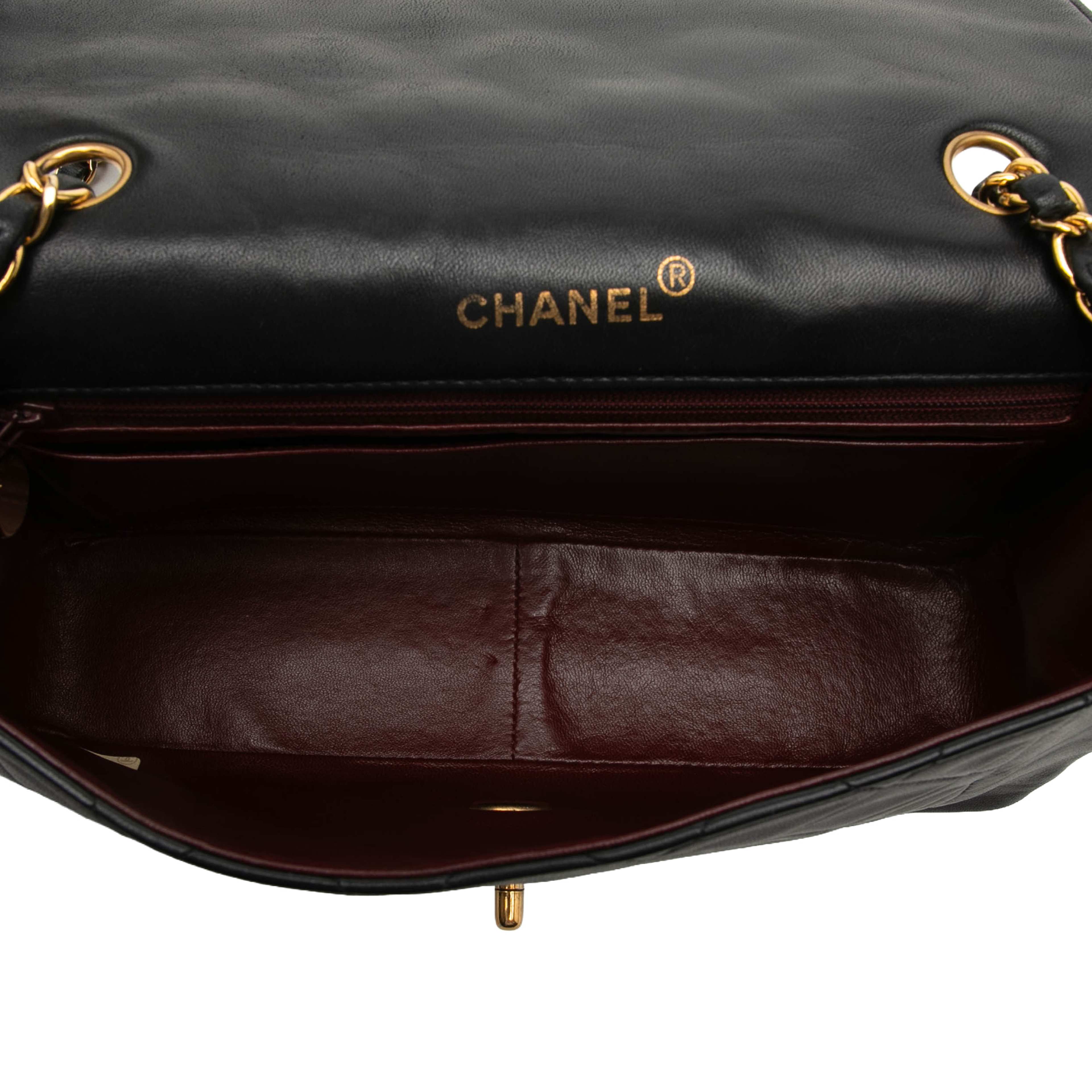 Chanel Medium Lambskin Diana Full Flap, från Luxclusif, i färgen black. Klicka för att öppna bilden i stort format