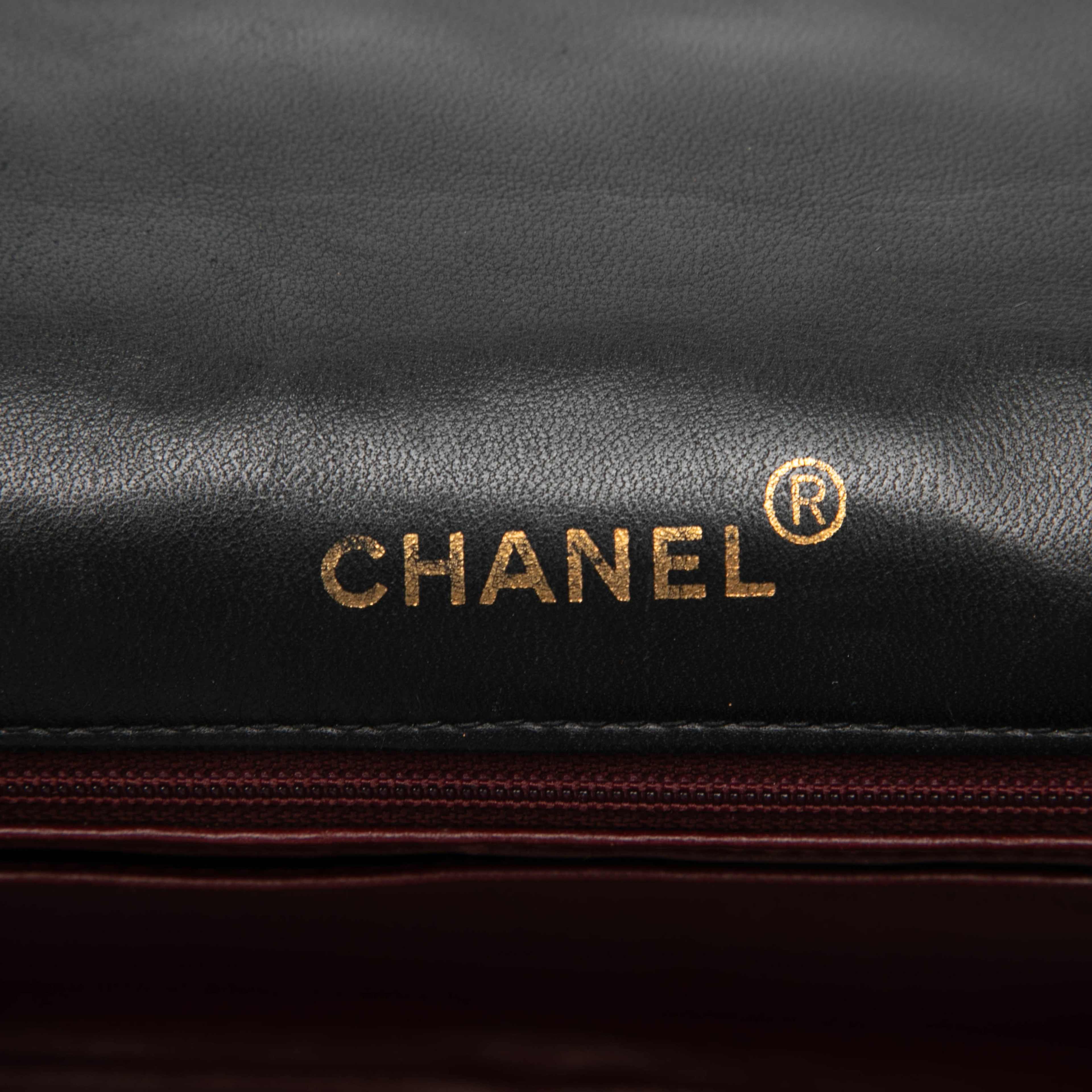 Chanel Medium Lambskin Diana Full Flap, från Luxclusif, i färgen black. Klicka för att öppna bilden i stort format