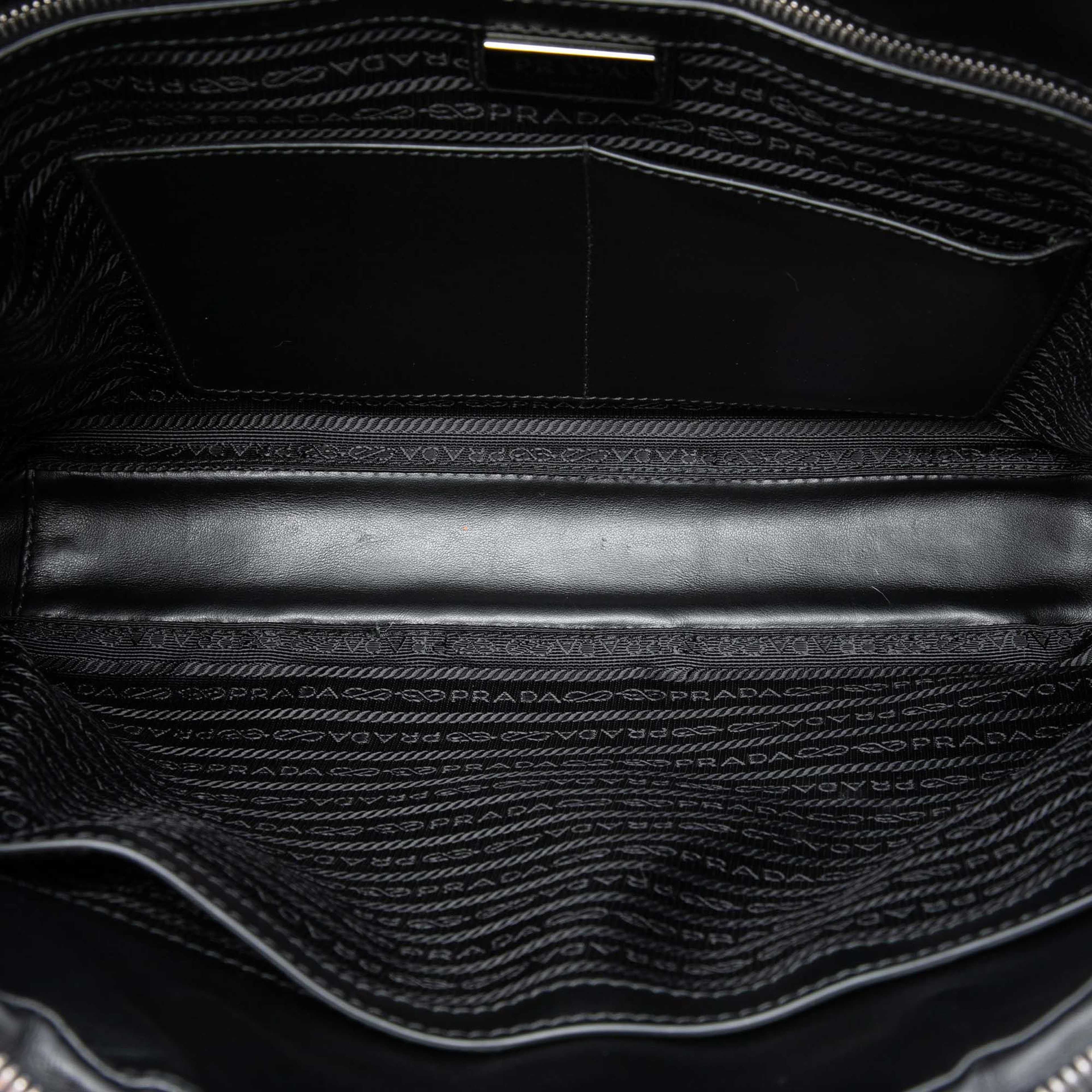 Prada Saffiano Business Bag, från Luxclusif, i färgen svart. Klicka för att öppna bilden i stort format