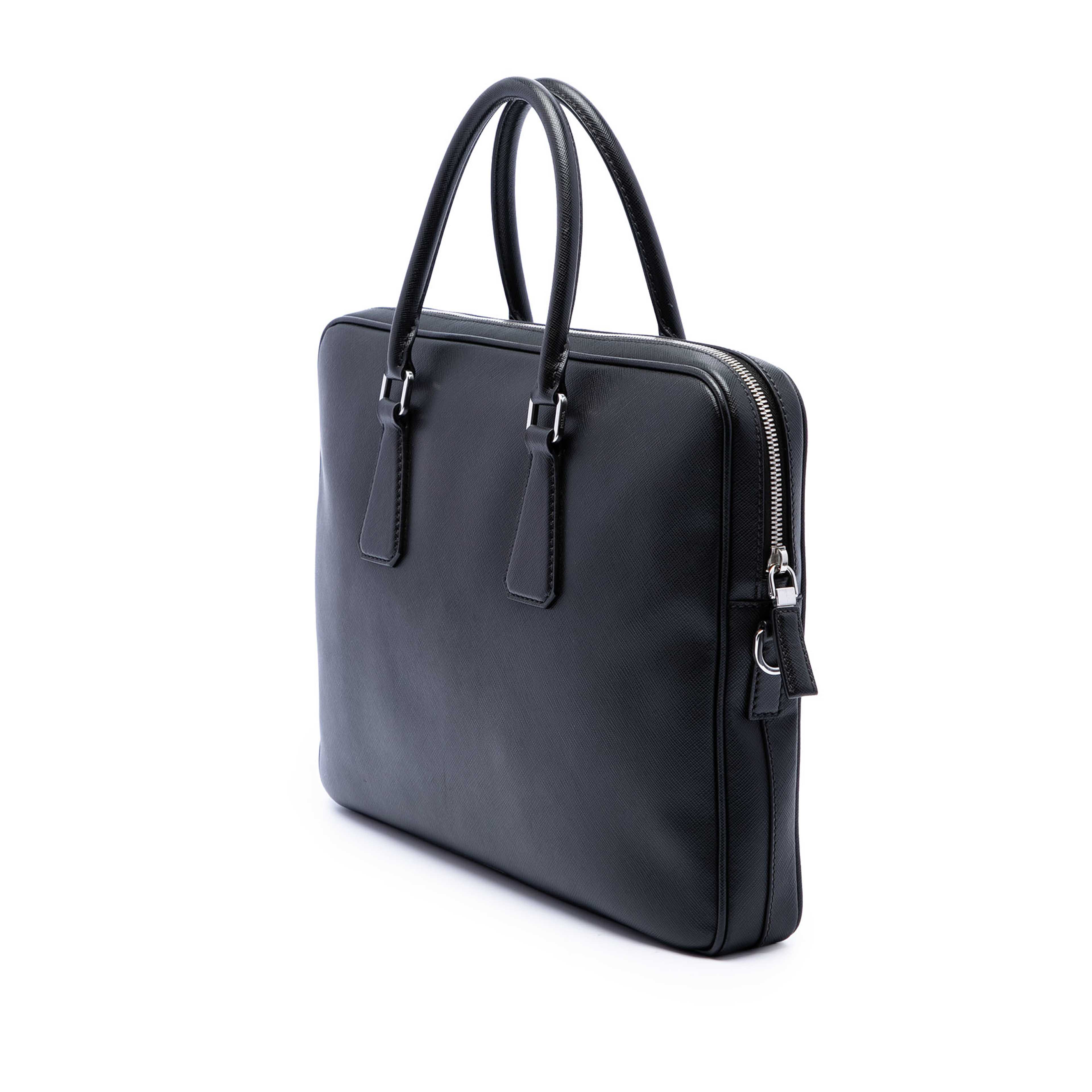 Prada Saffiano Business Bag, från Luxclusif, i färgen svart. Klicka för att öppna bilden i stort format