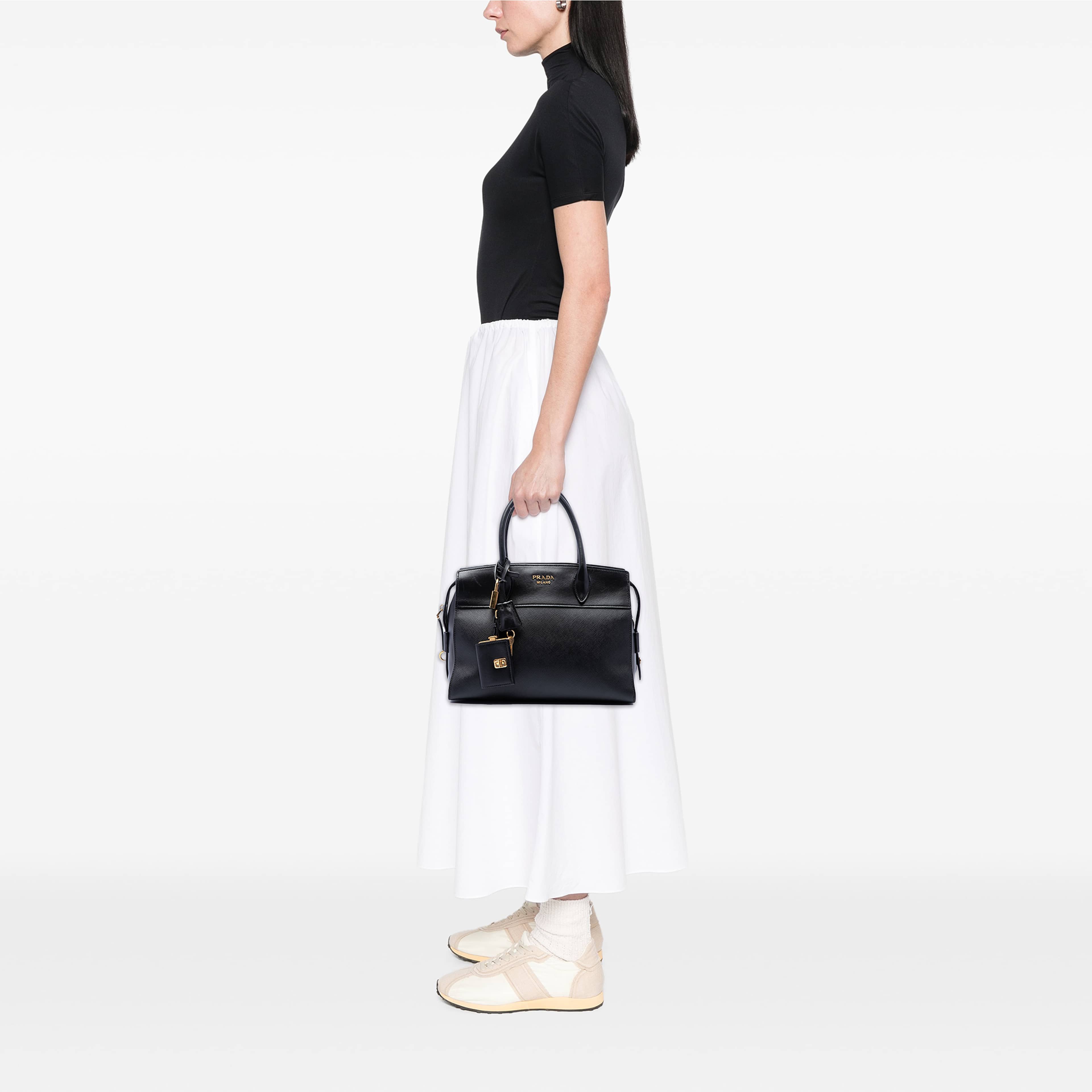Prada Saffiano And City Calf Esplanade Satchel, från Luxclusif, i färgen svart. Klicka för att öppna bilden i stort format