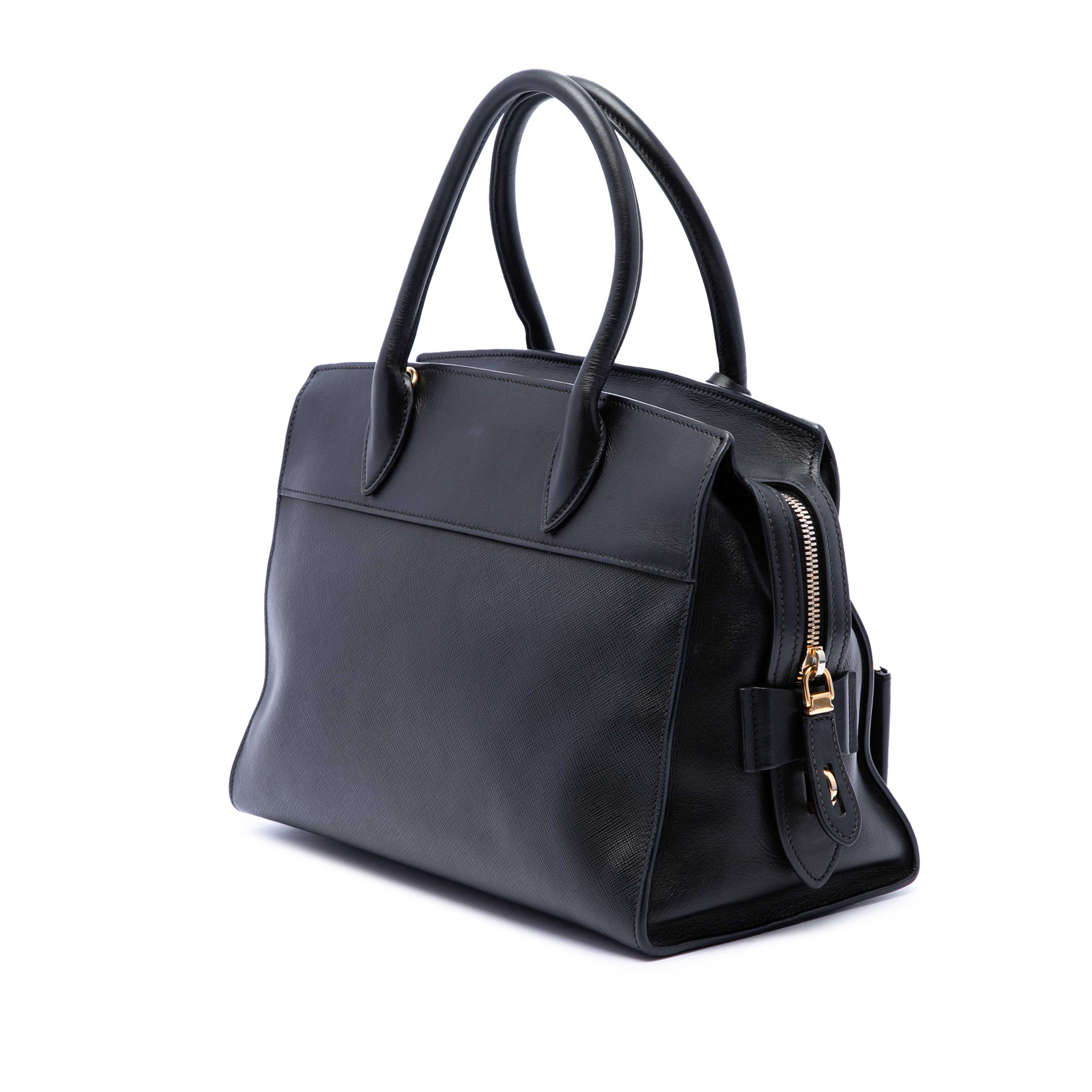 Prada Saffiano And City Calf Esplanade Satchel, från Luxclusif, i färgen svart. Klicka för att öppna bilden i stort format