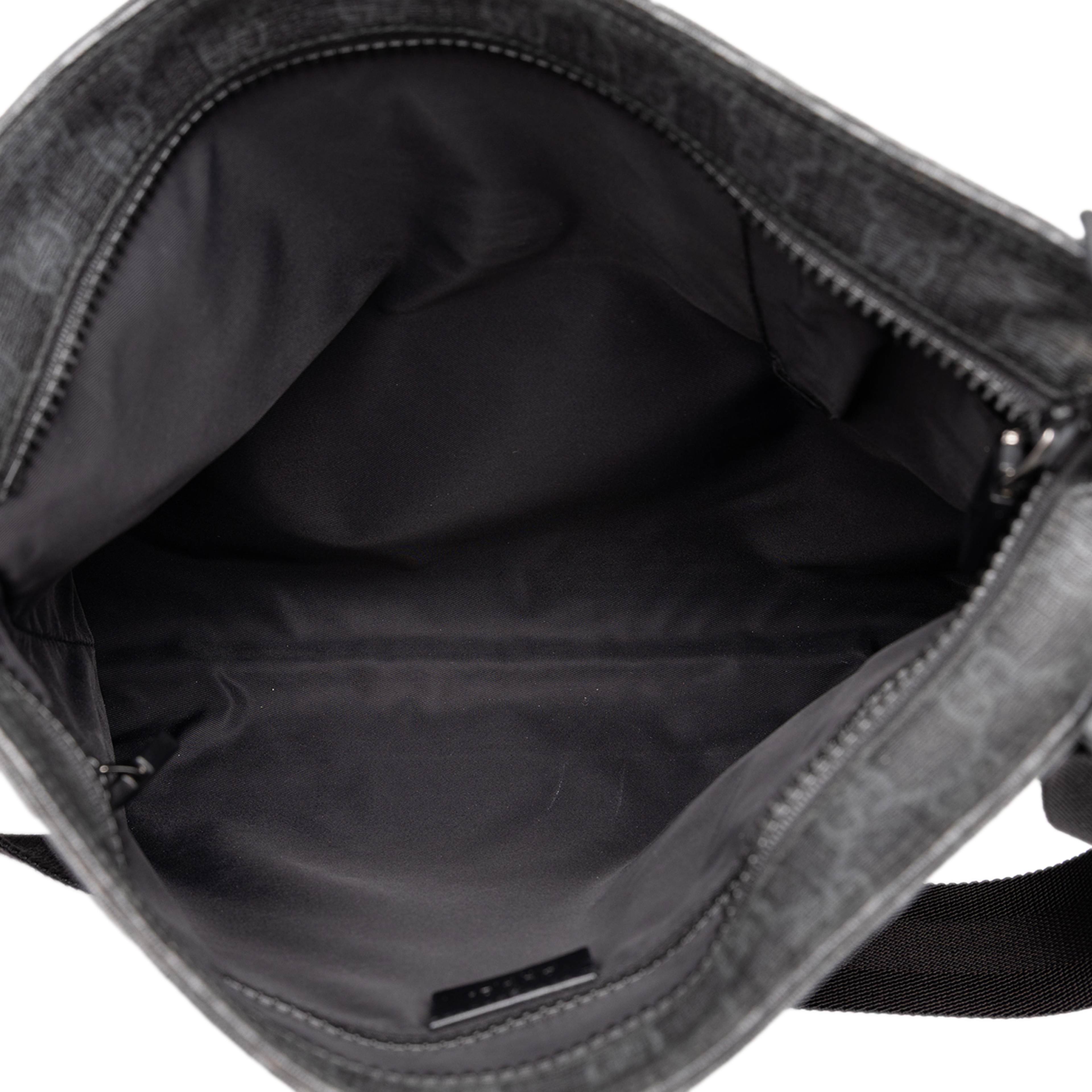 Gucci Gg Supreme Crossbody, från Luxclusif, i färgen svart. Klicka för att öppna bilden i stort format
