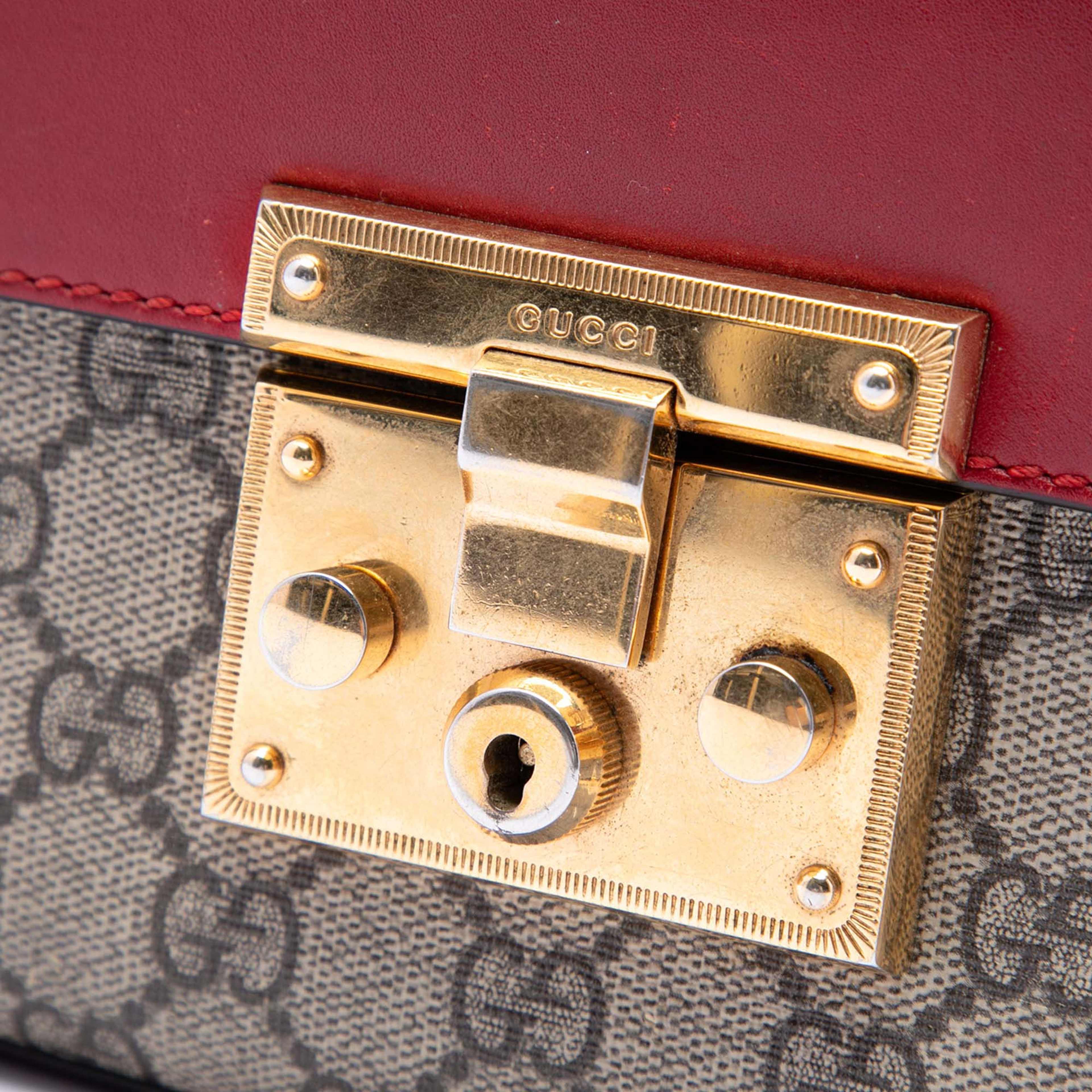 Gucci Small Gg Supreme Padlock Crossbody, från Luxclusif, i färgen beige. Klicka för att öppna bilden i stort format
