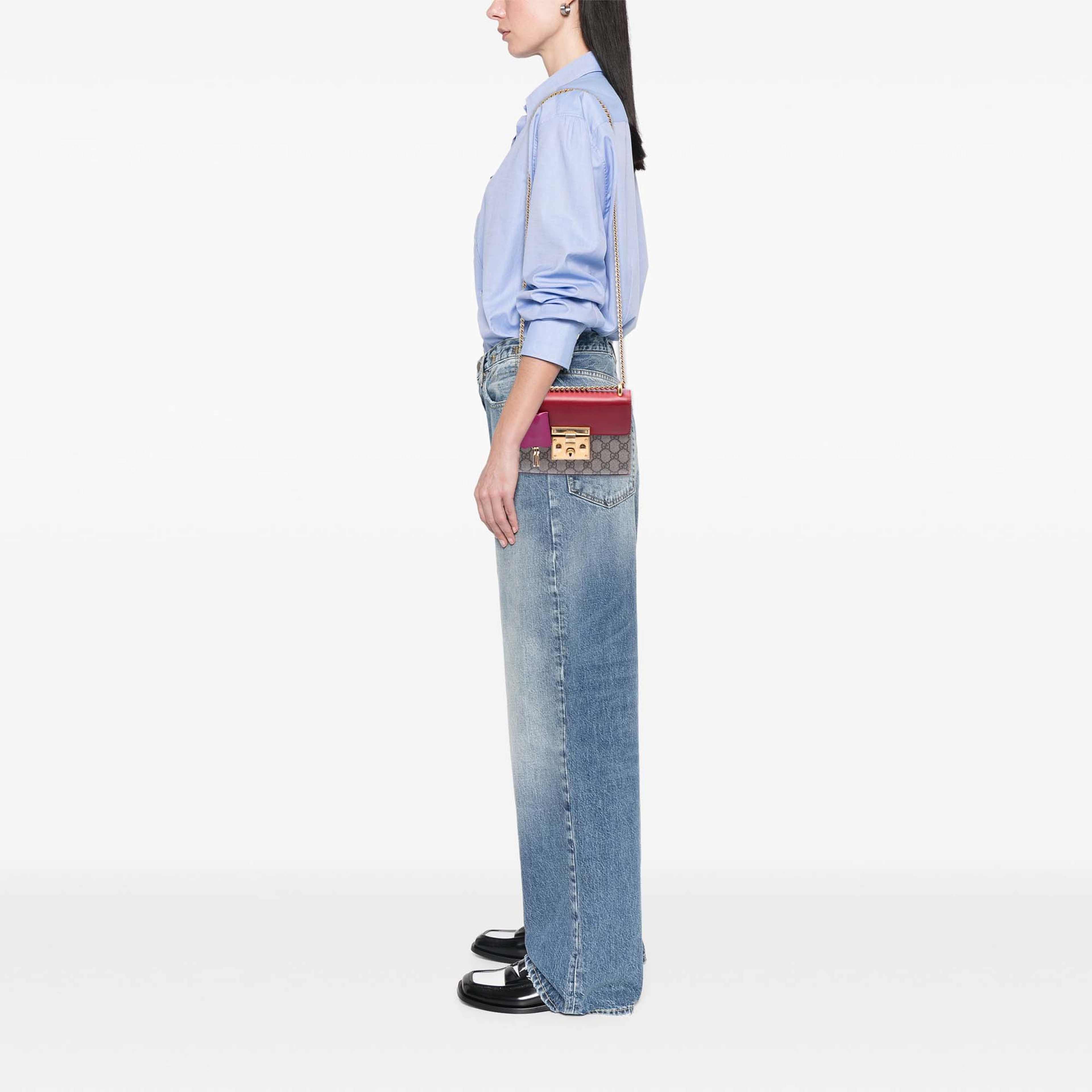 Gucci Small Gg Supreme Padlock Crossbody, från Luxclusif, i färgen beige. Klicka för att öppna bilden i stort format