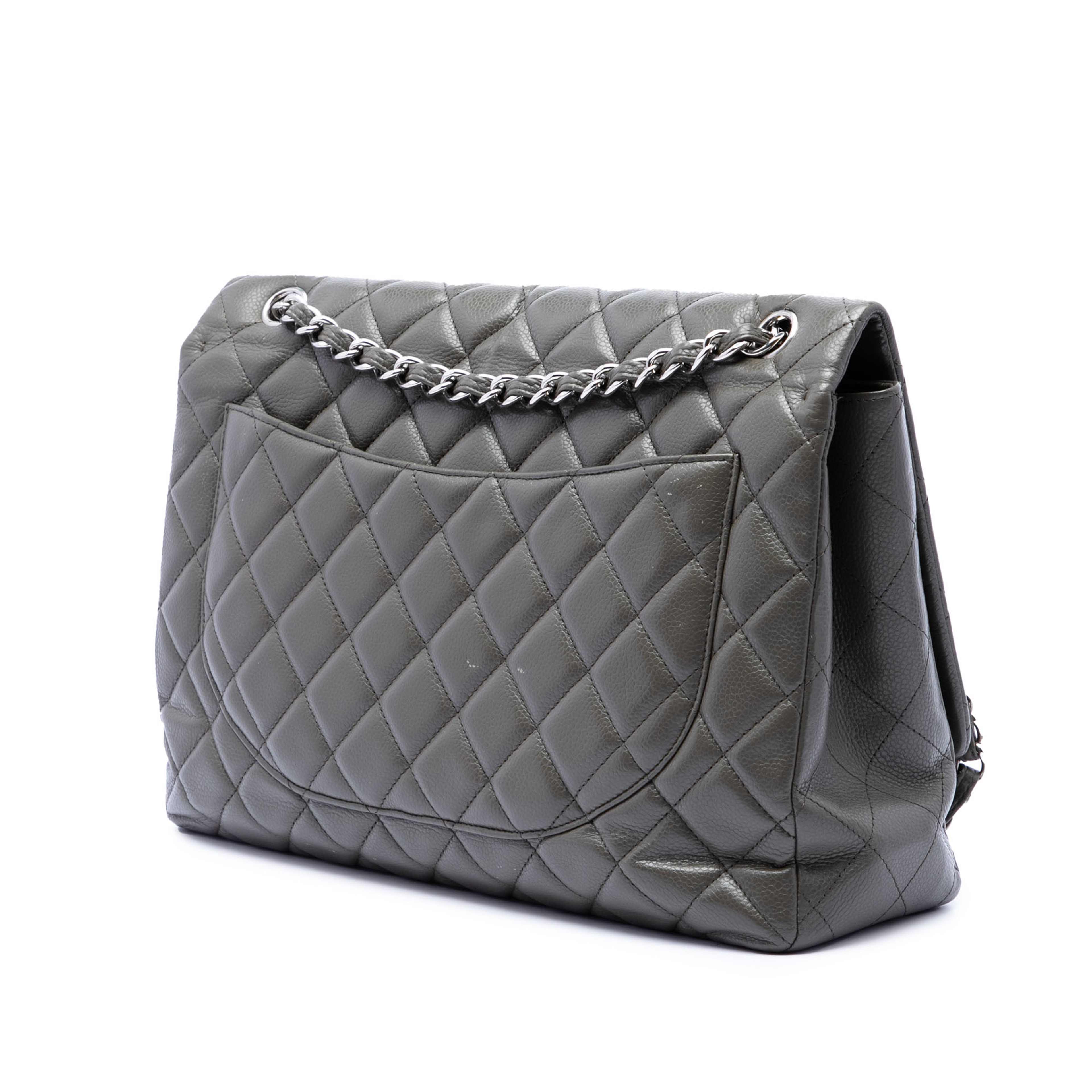 Chanel Maxi Classic Caviar Single Flap, från Luxclusif, i färgen grå. Klicka för att öppna bilden i stort format