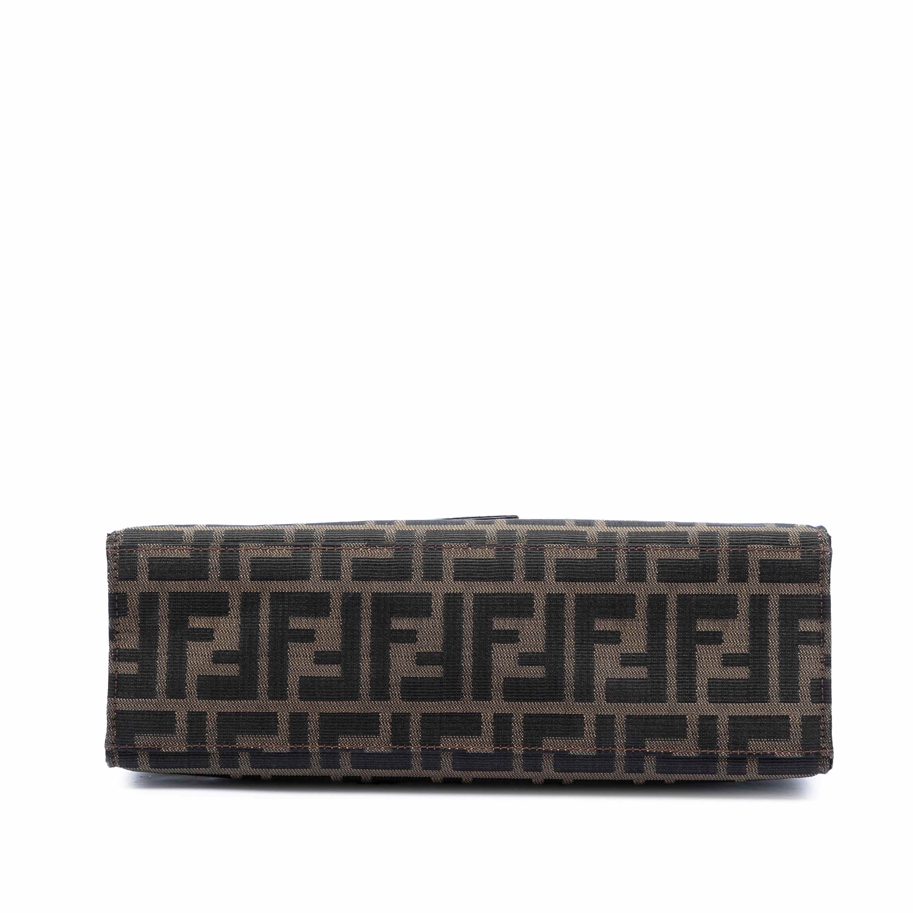 Fendi Zucca Canvas Shoulder Bag, från Luxclusif, i färgen brown. Klicka för att öppna bilden i stort format