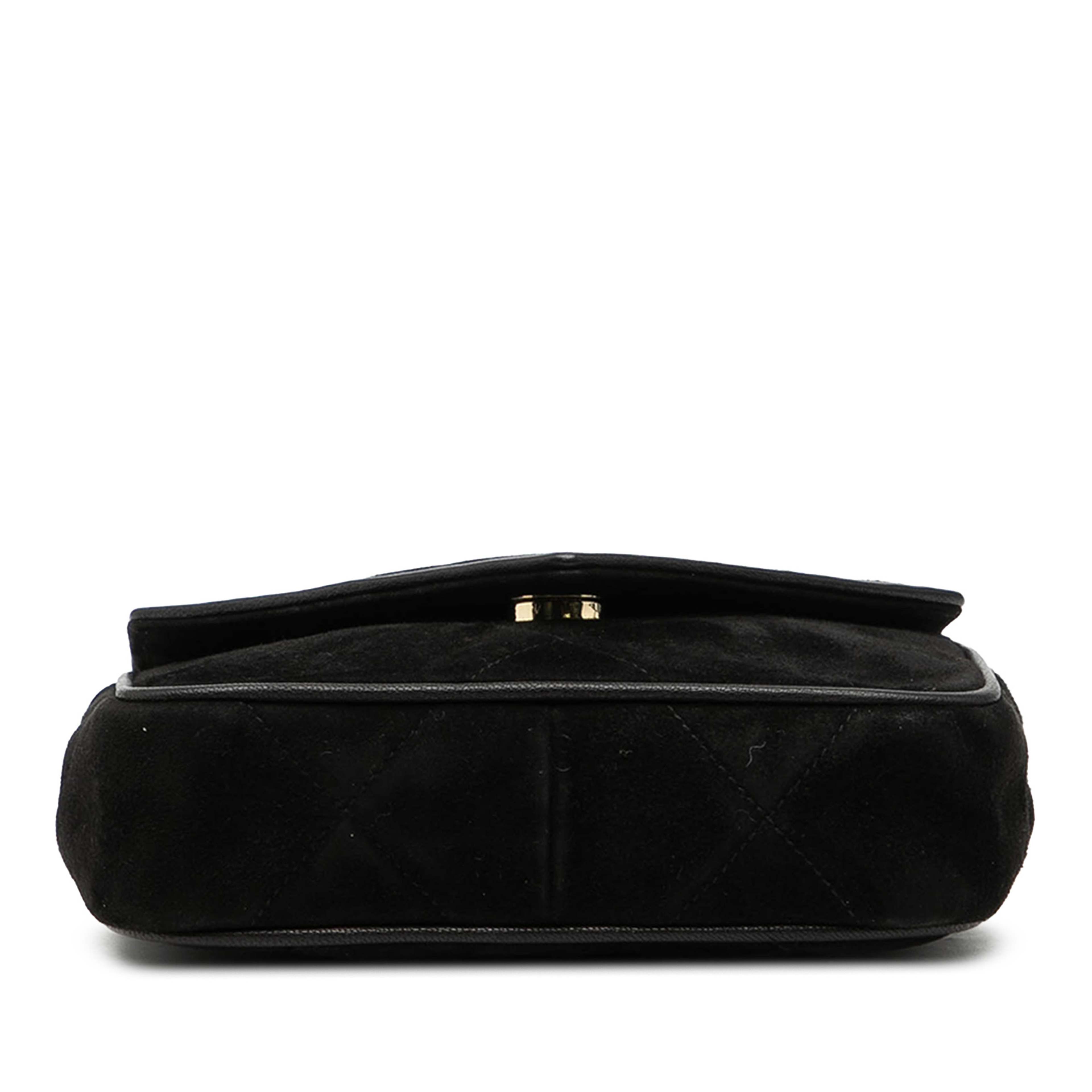 Chanel Cc Suede Tassel Crossbody, från Luxclusif, i färgen svart. Klicka för att öppna bilden i stort format