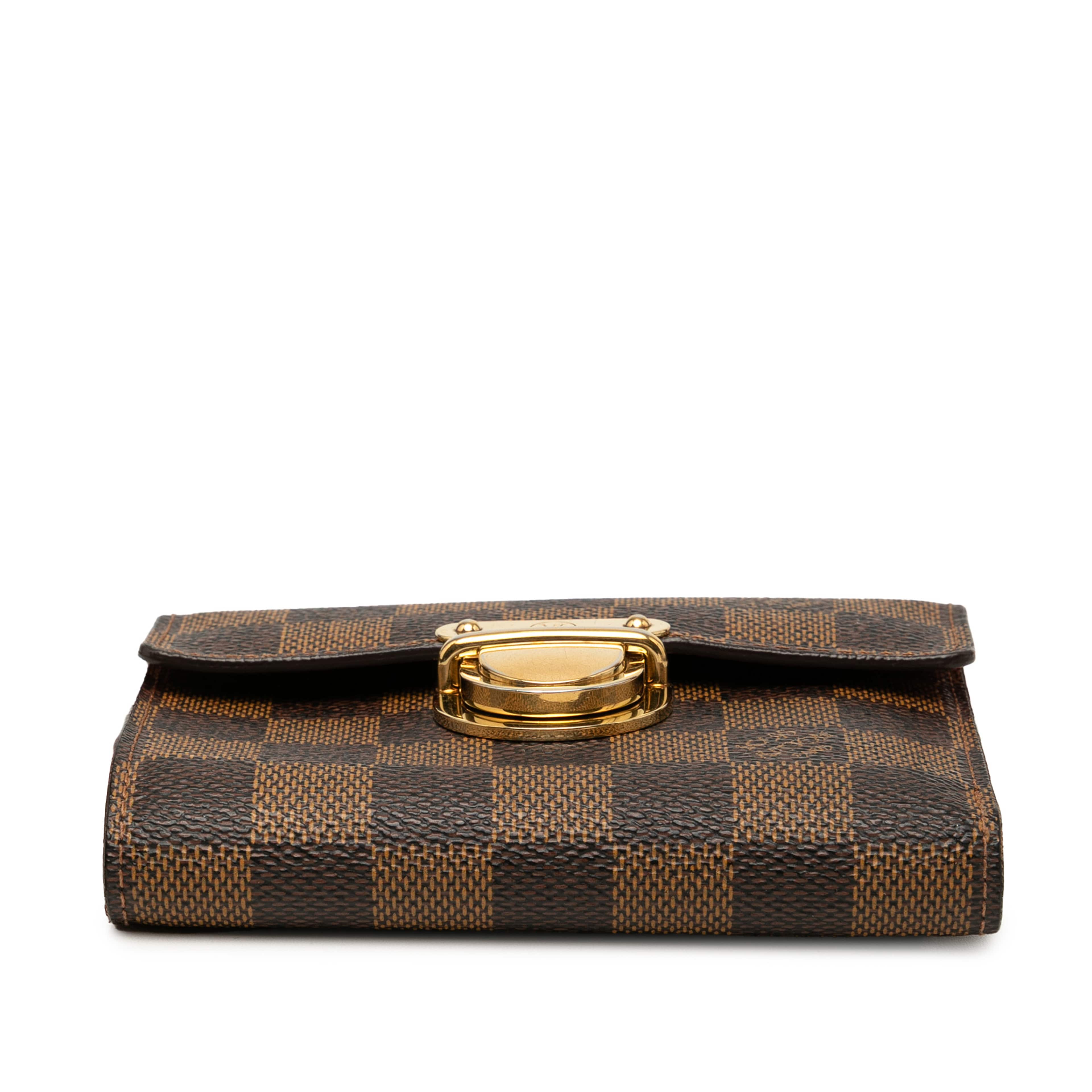 Louis Vuitton Damier Ebene Koala Wallet, från Luxclusif, i färgen brun. Klicka för att öppna bilden i stort format