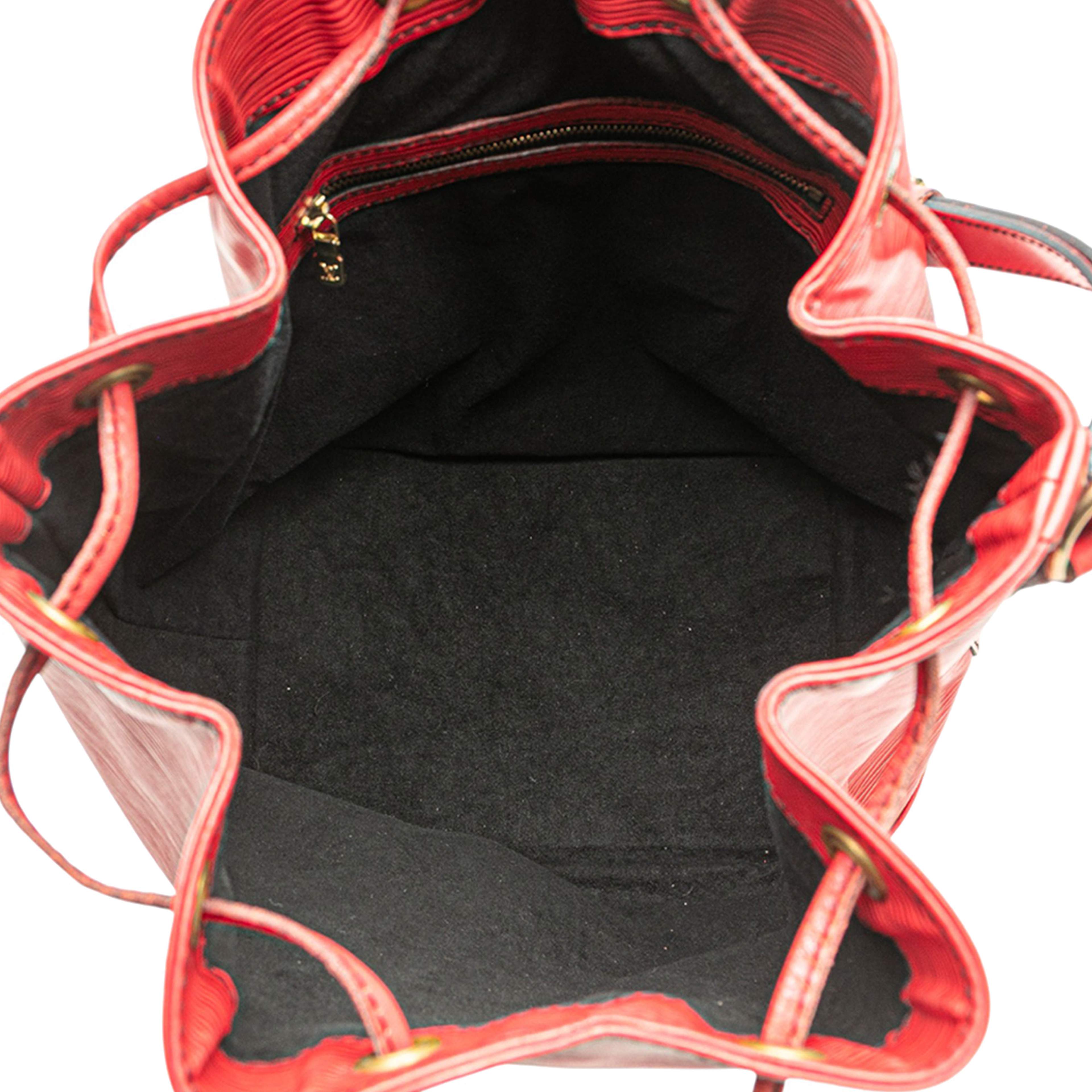 Louis Vuitton Epi Noe Gm, från Luxclusif, i färgen red. Klicka för att öppna bilden i stort format