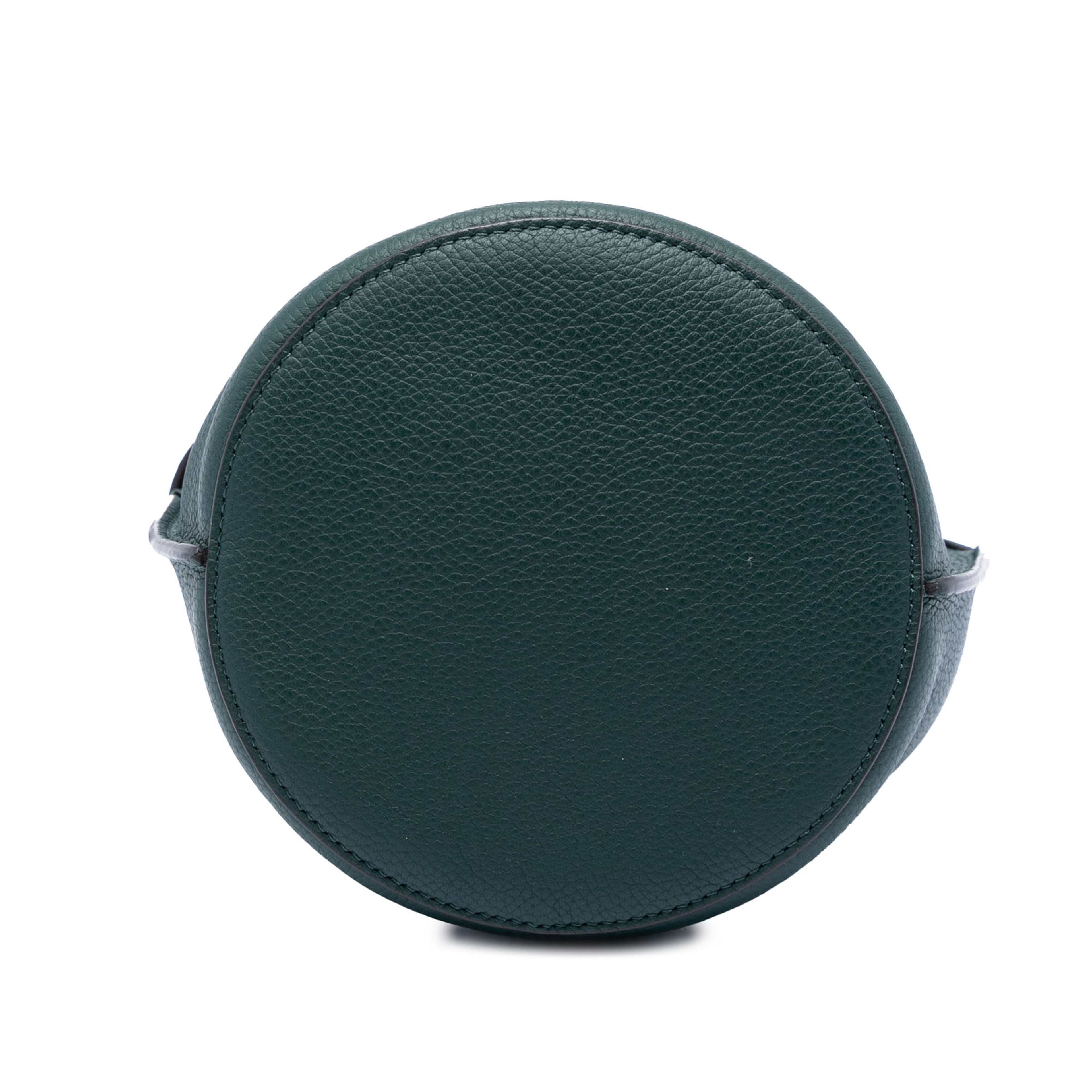 Celine Nano Leather Big Bucket Bag, från Luxclusif, i färgen dark green. Klicka för att öppna bilden i stort format