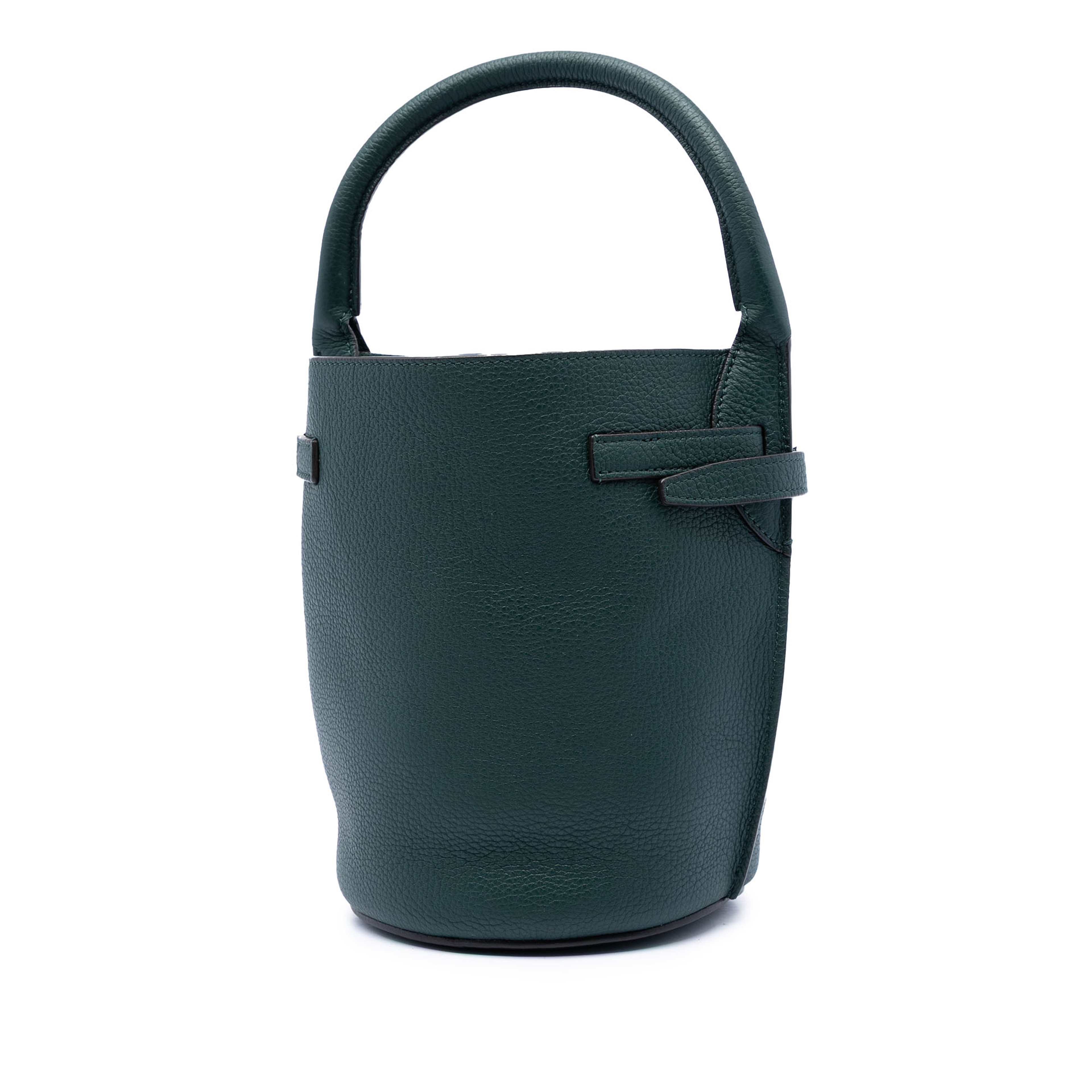 Celine Nano Leather Big Bucket Bag, från Luxclusif, i färgen dark green. Klicka för att öppna bilden i stort format