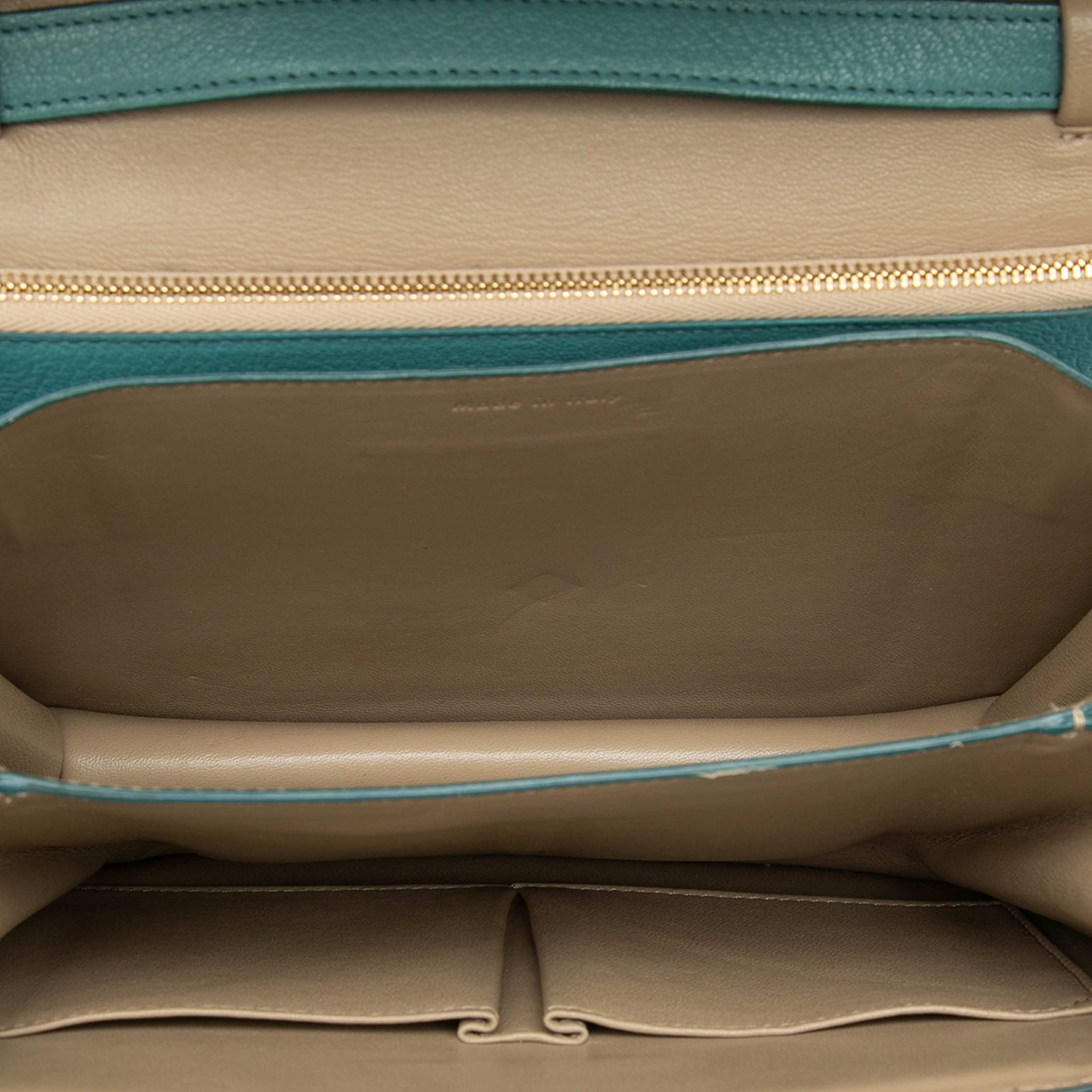 Celine Medium Calfskin Classic Box, från Luxclusif, i färgen peacock. Klicka för att öppna bilden i stort format