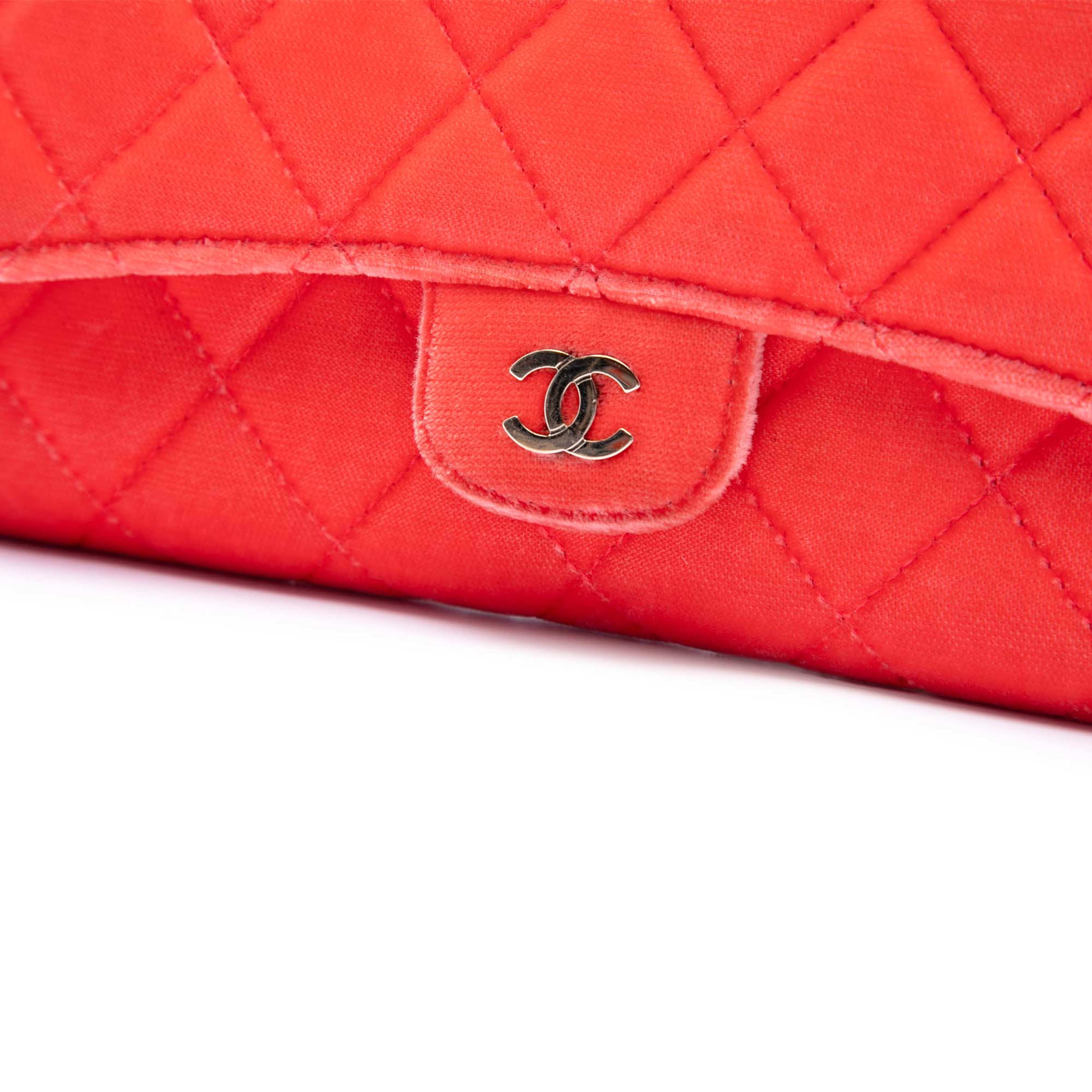 Chanel Cc Quilted Velvet Single Flap, från Luxclusif, i färgen peach. Klicka för att öppna bilden i stort format