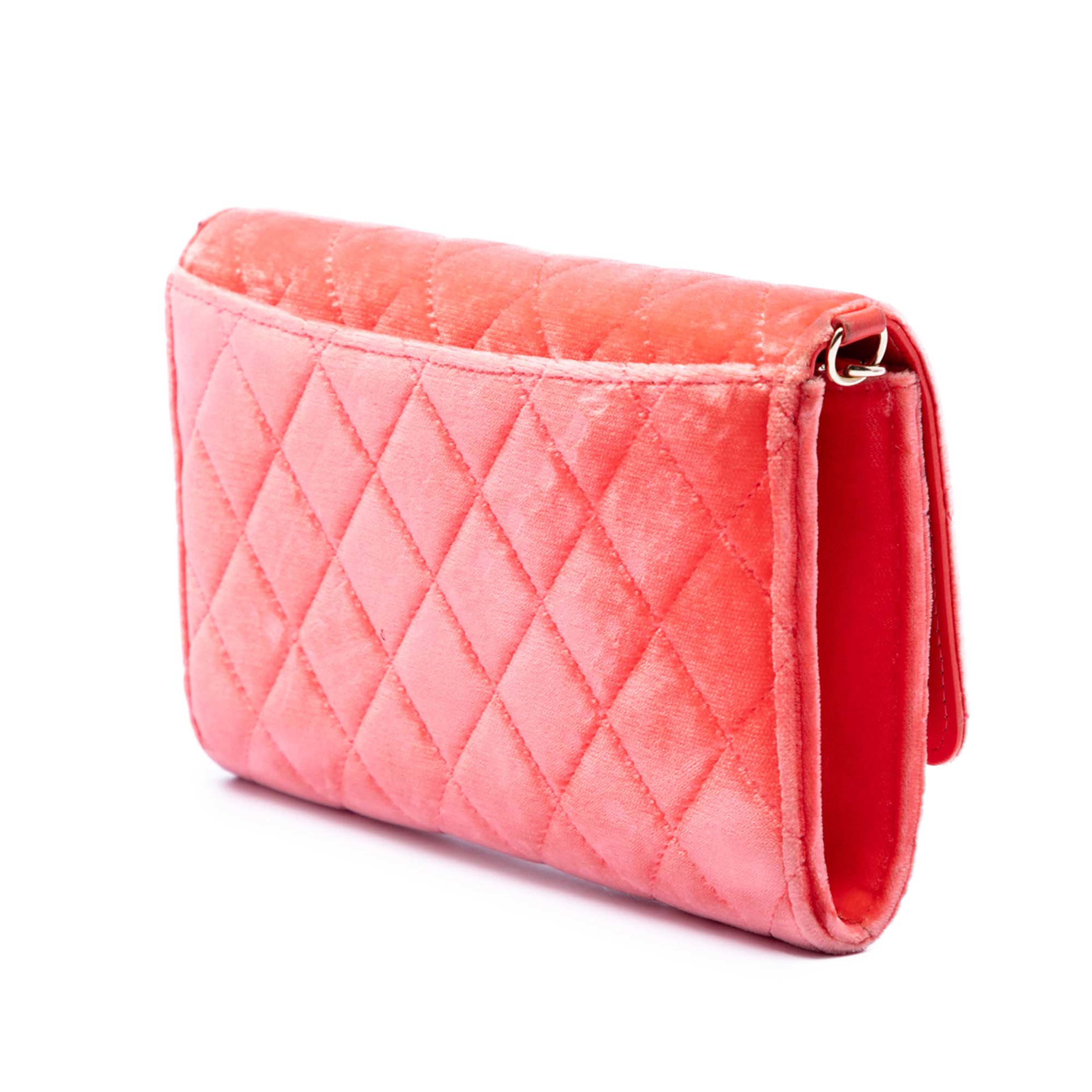 Chanel Cc Quilted Velvet Single Flap, från Luxclusif, i färgen peach. Klicka för att öppna bilden i stort format