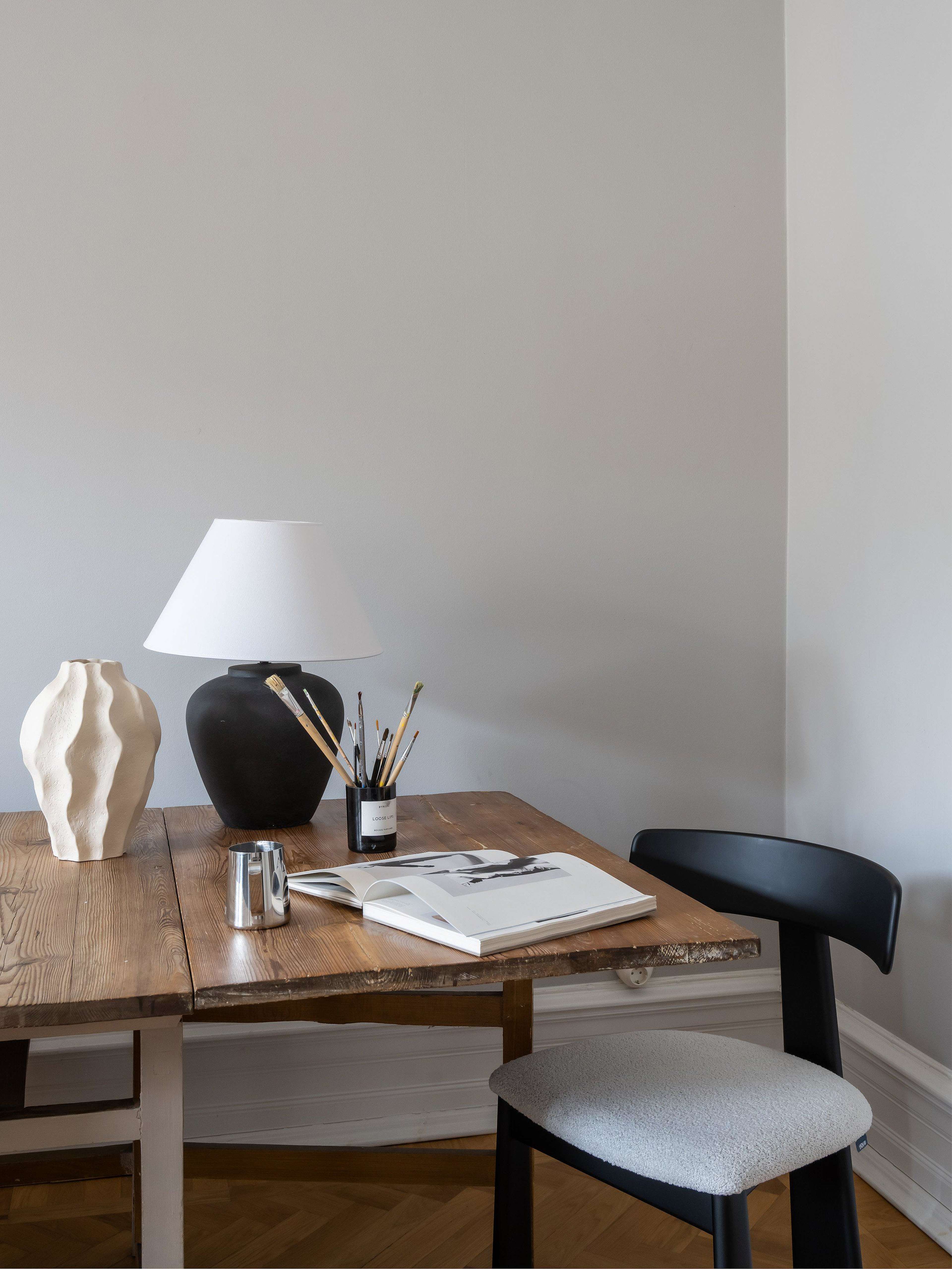 Lilly Bordslampa L, från PR Home, i färgen grey. Klicka för att öppna bilden i stort format