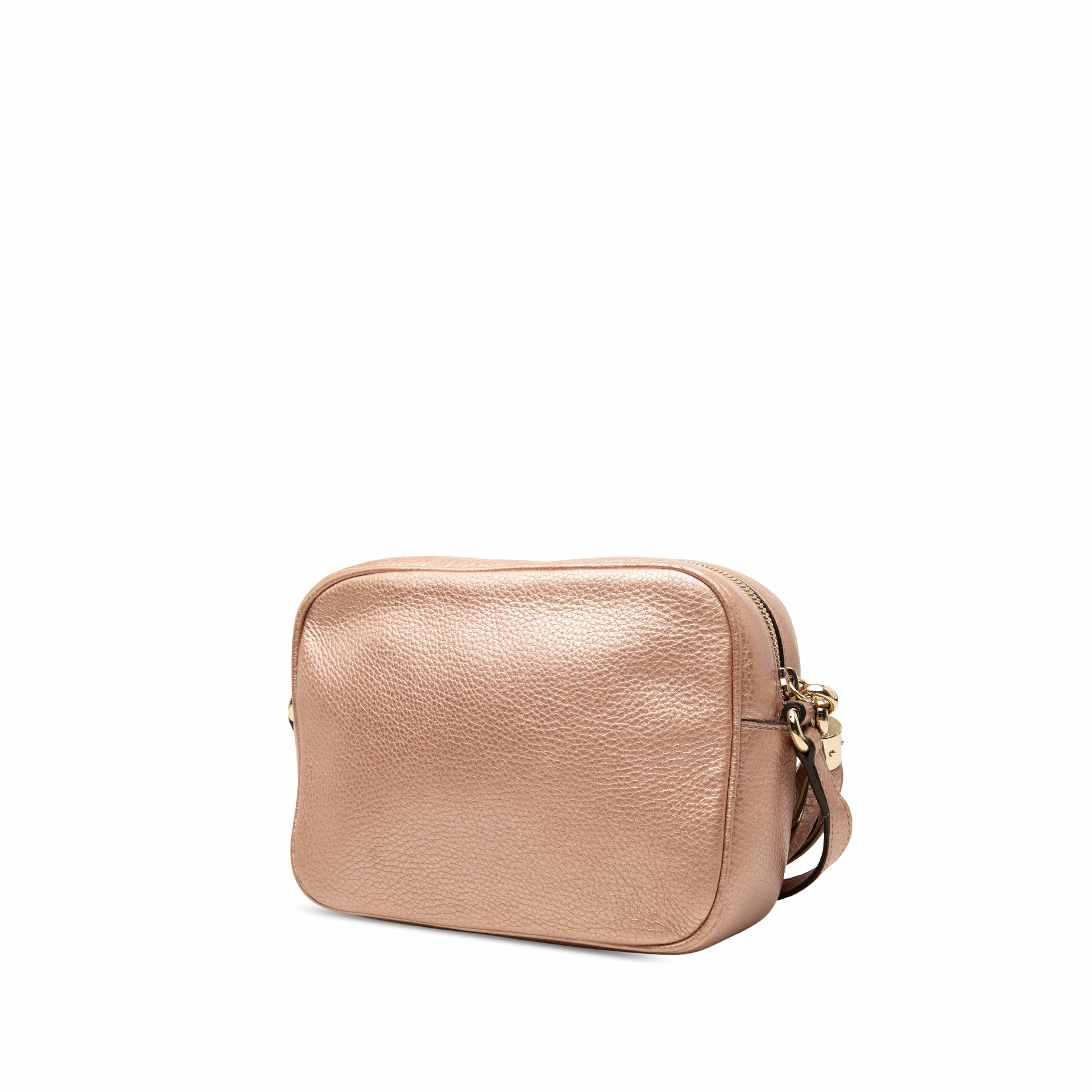 Gucci Metallic Calfskin Soho Disco Crossbody, från Luxclusif, i färgen rosa. Klicka för att öppna bilden i stort format
