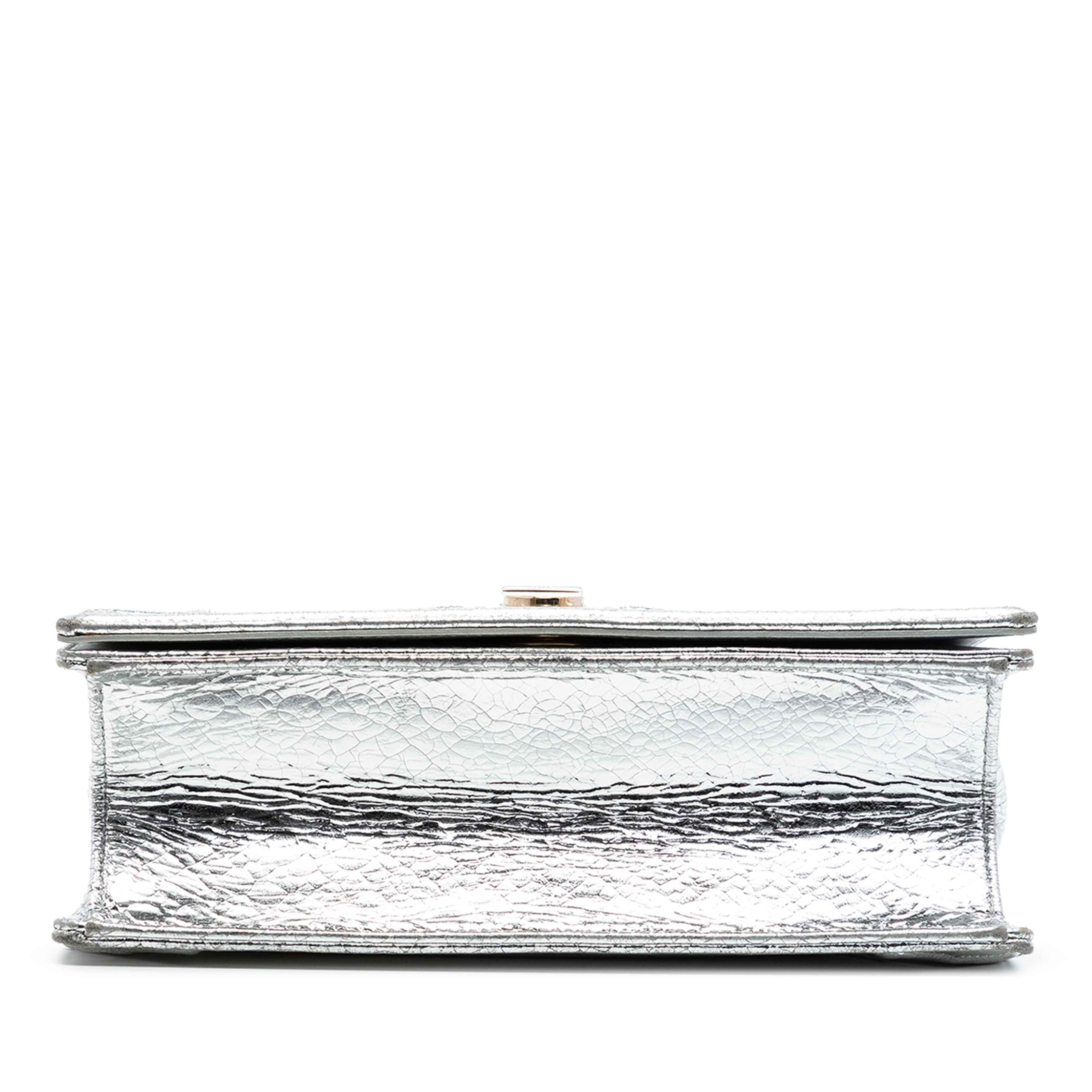 Dior Medium Metallic Crackled Deerskin Diorama Flap, från Luxclusif, i färgen silver. Klicka för att öppna bilden i stort format