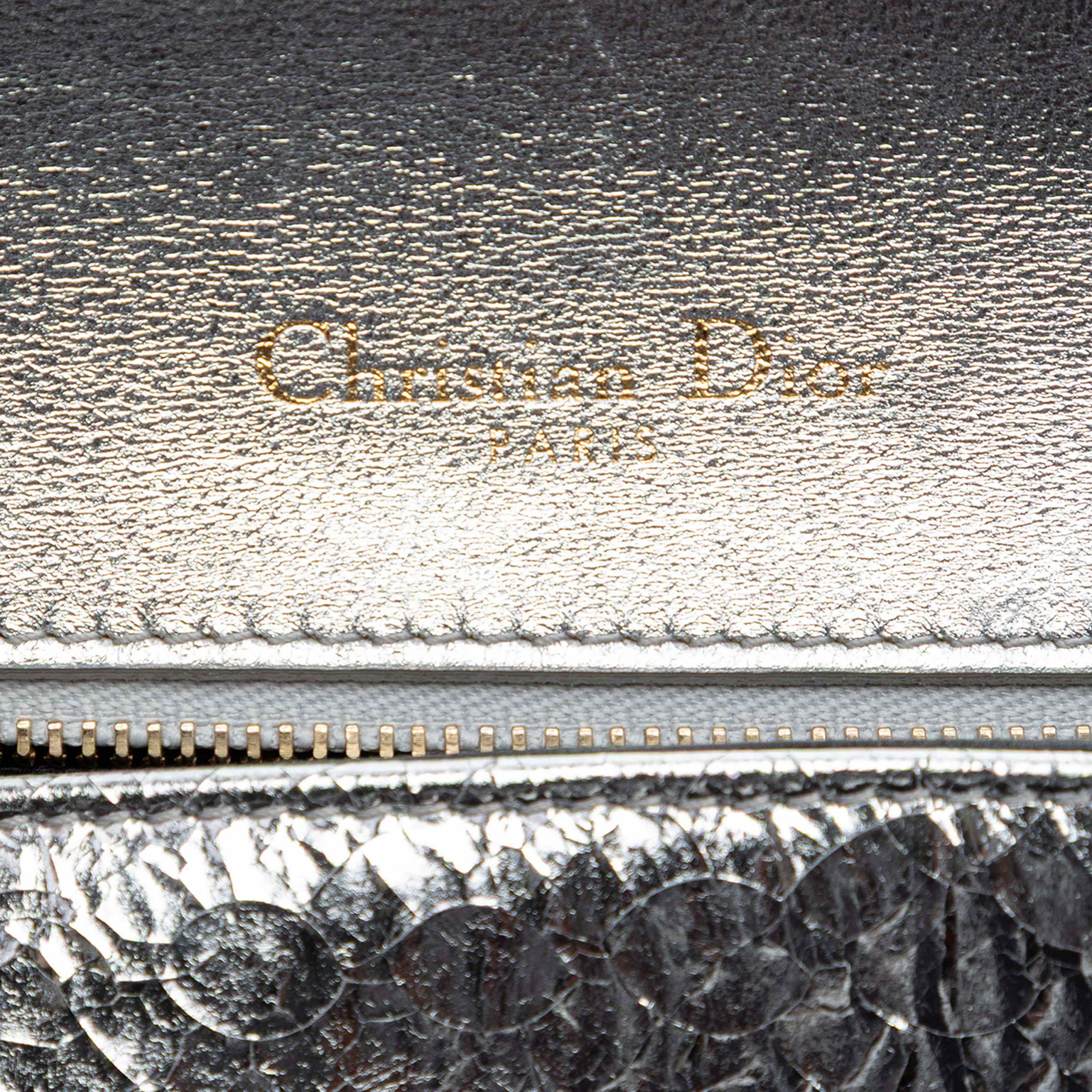 Dior Medium Metallic Crackled Deerskin Diorama Flap, från Luxclusif, i färgen silver. Klicka för att öppna bilden i stort format