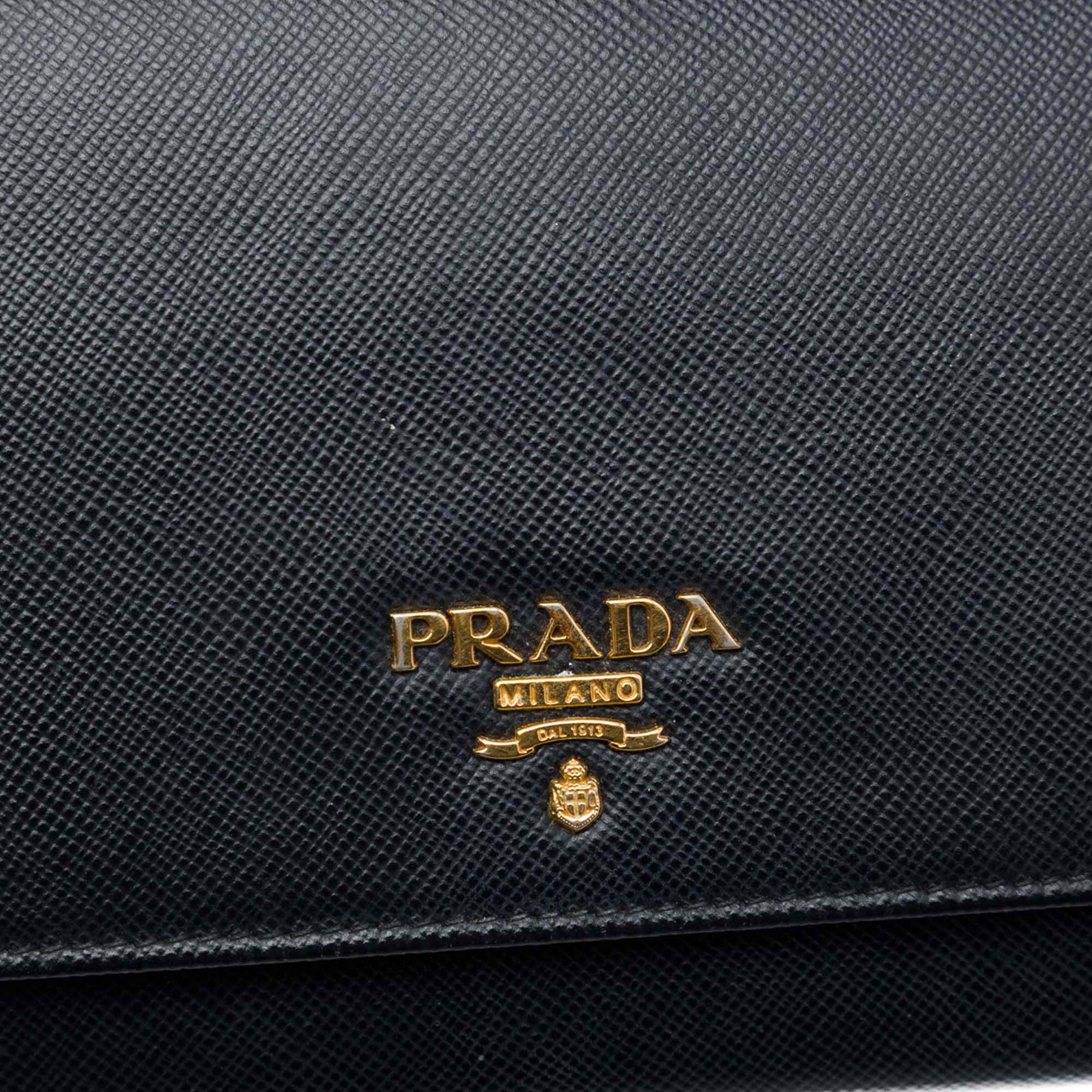 Prada Saffiano Wallet On Chain, från Luxclusif, i färgen svart. Klicka för att öppna bilden i stort format