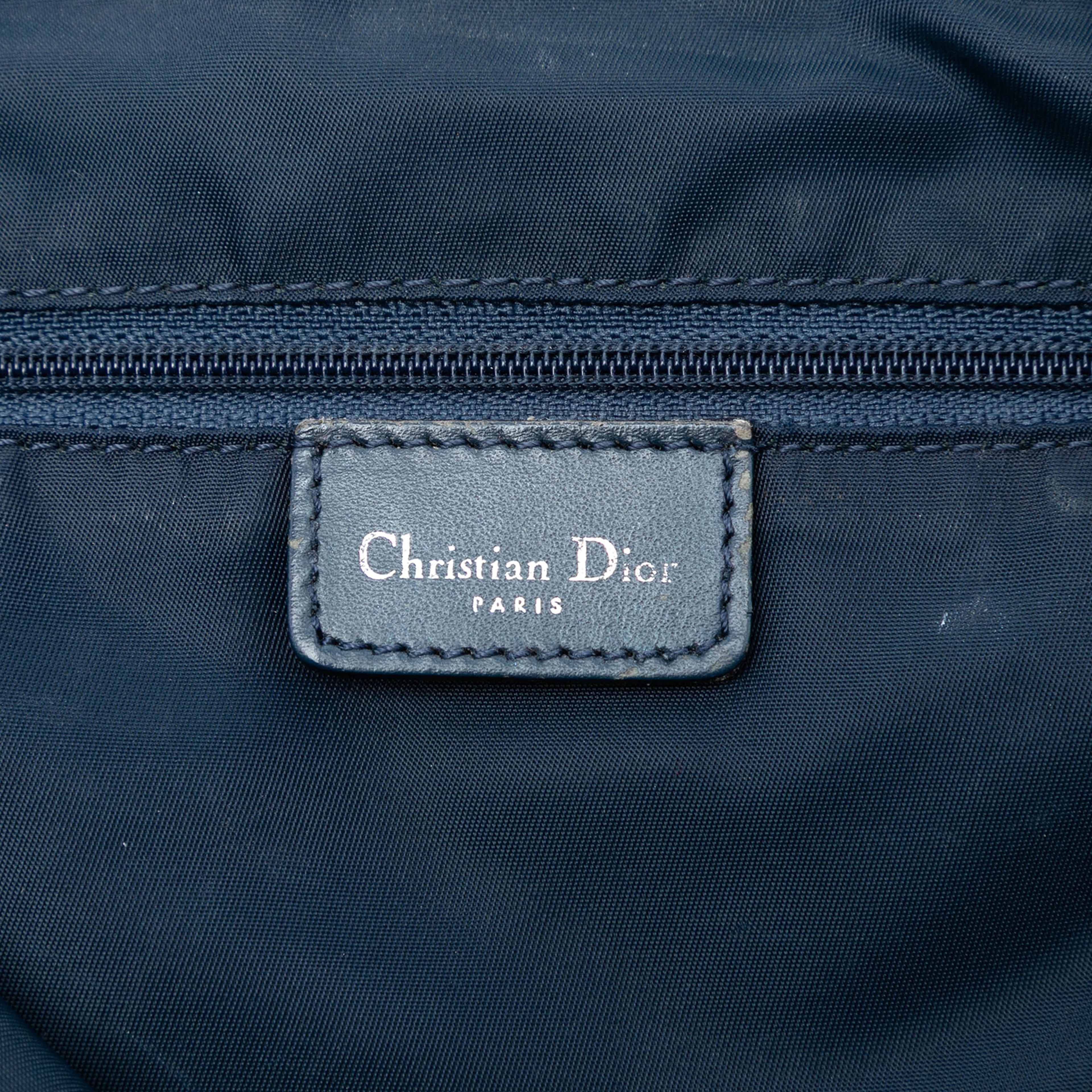 Dior Diorissimo Trotter Canvas Crossbody, från Luxclusif, i färgen navy. Klicka för att öppna bilden i stort format