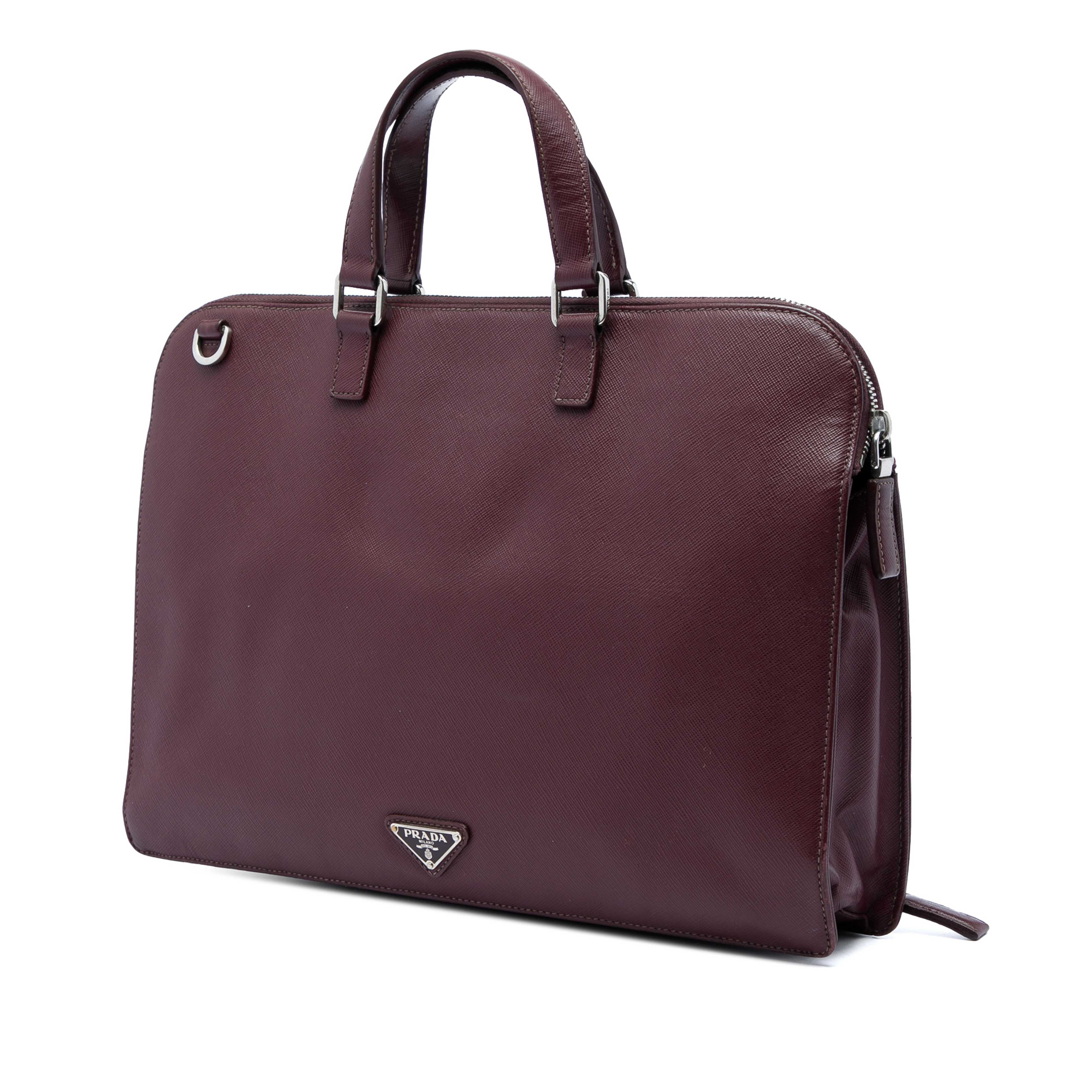 Prada Saffiano Business Bag, från Luxclusif, i färgen röd. Klicka för att öppna bilden i stort format