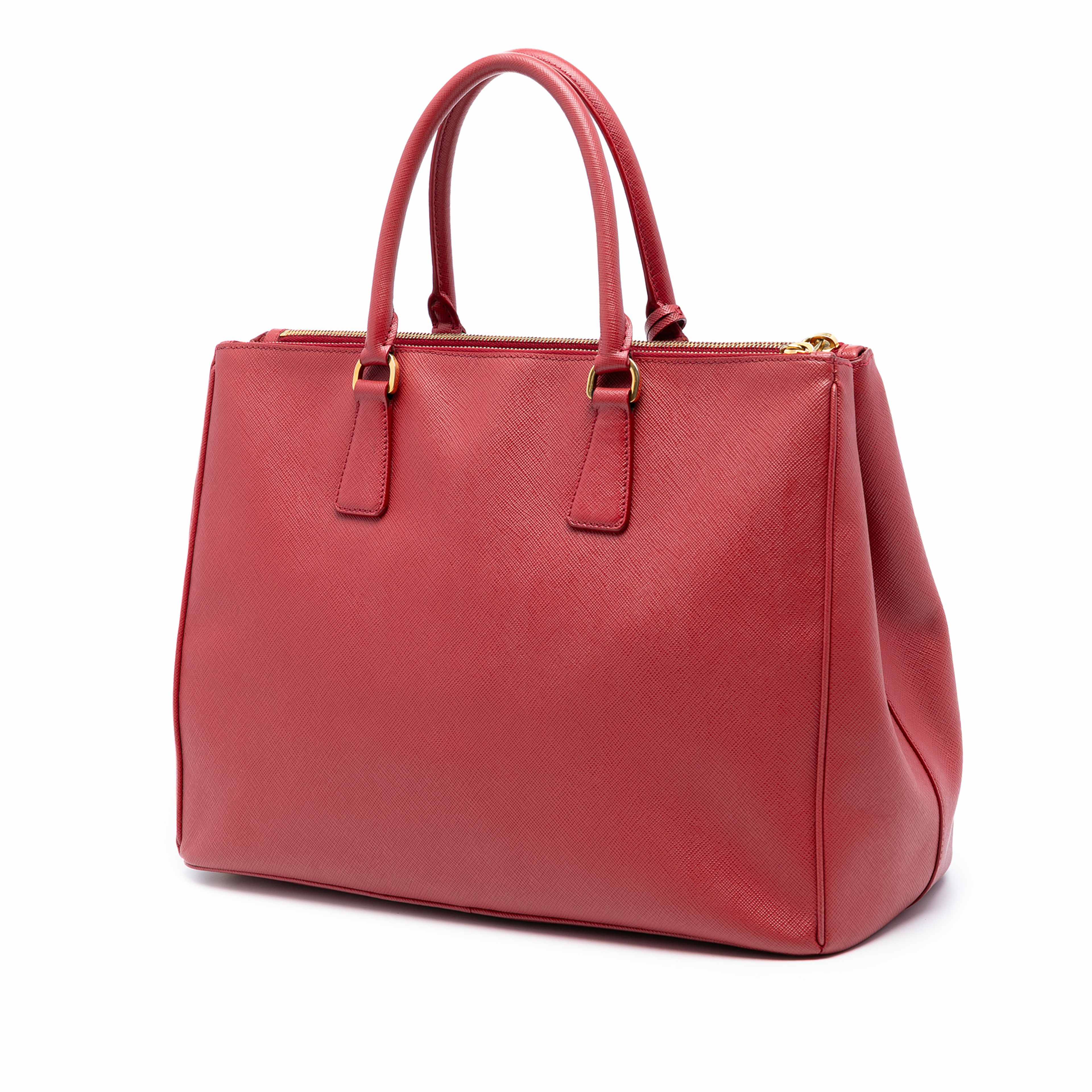 Prada Large Saffiano Lux Galleria Double Zip Satchel, från Luxclusif, i färgen red. Klicka för att öppna bilden i stort format