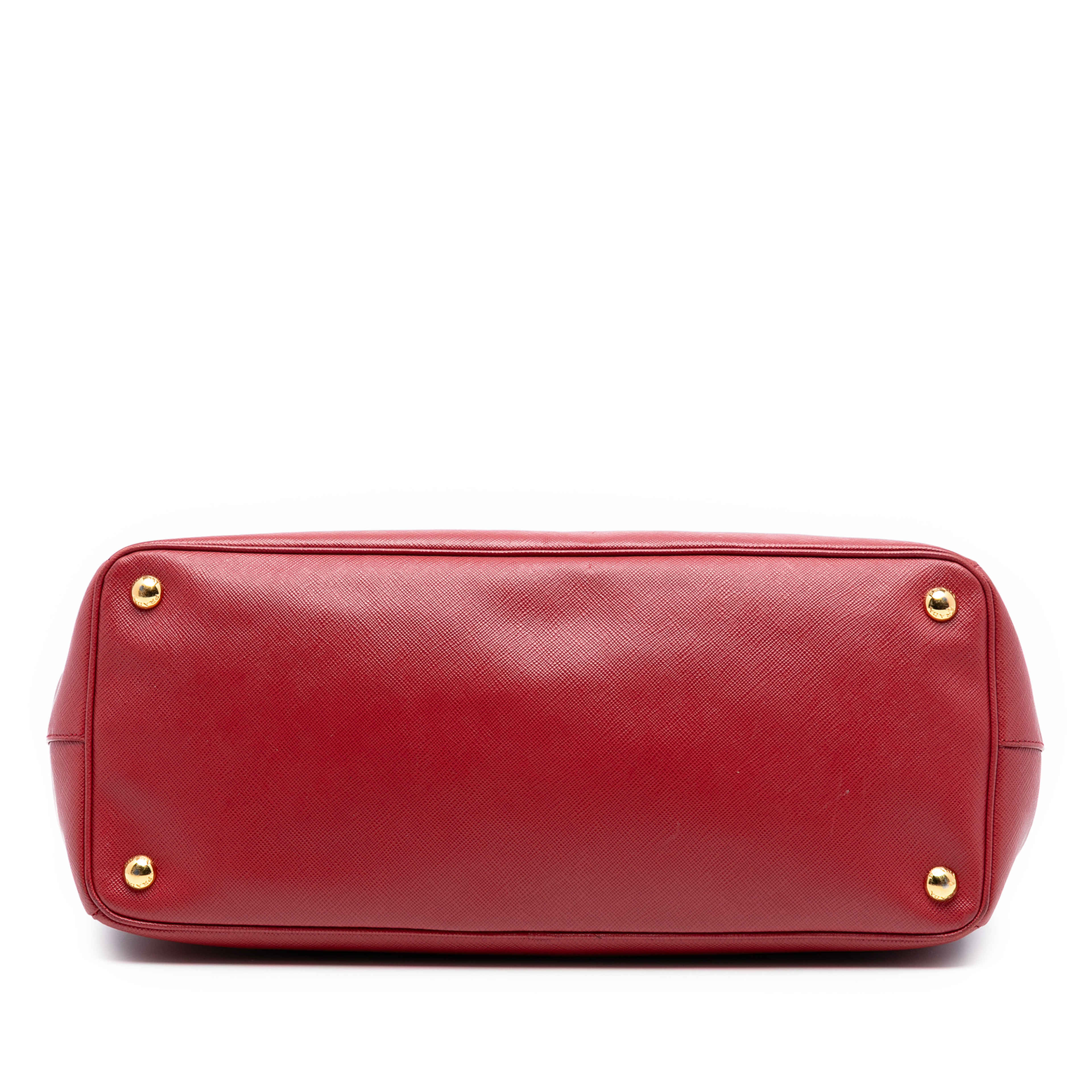 Prada Large Saffiano Lux Galleria Double Zip Satchel, från Luxclusif, i färgen red. Klicka för att öppna bilden i stort format