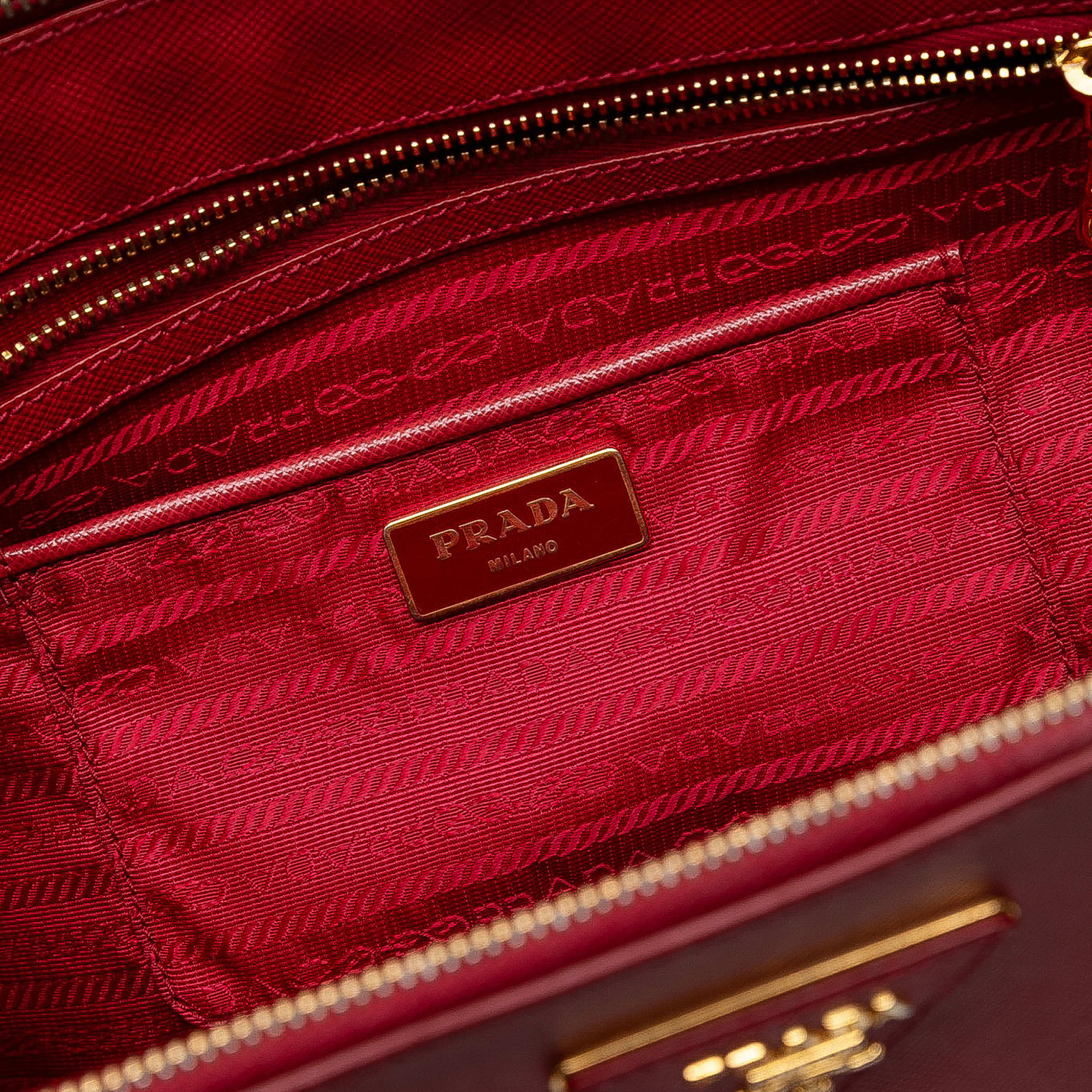 Prada Large Saffiano Lux Galleria Double Zip Satchel, från Luxclusif, i färgen red. Klicka för att öppna bilden i stort format
