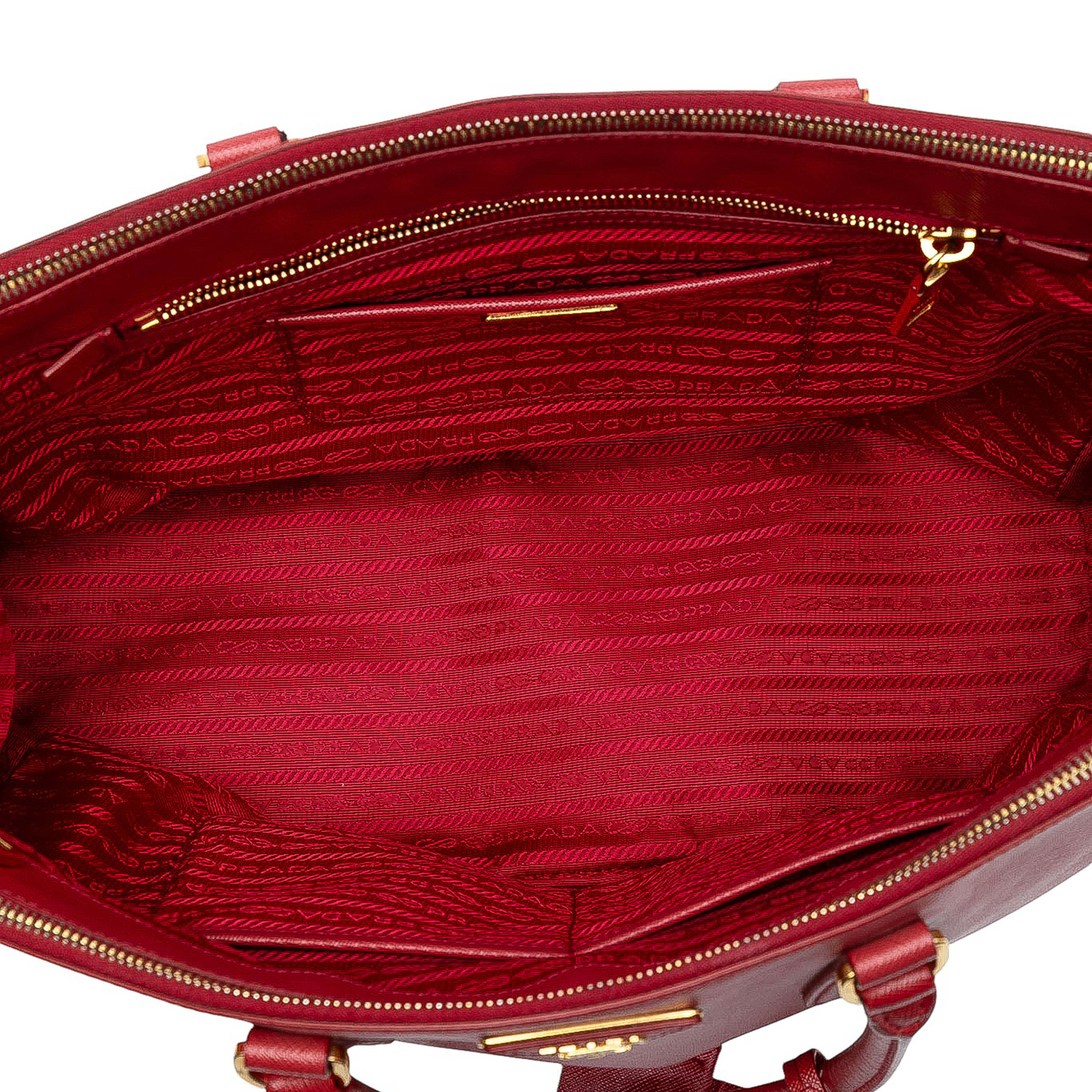 Prada Large Saffiano Lux Galleria Double Zip Satchel, från Luxclusif, i färgen red. Klicka för att öppna bilden i stort format