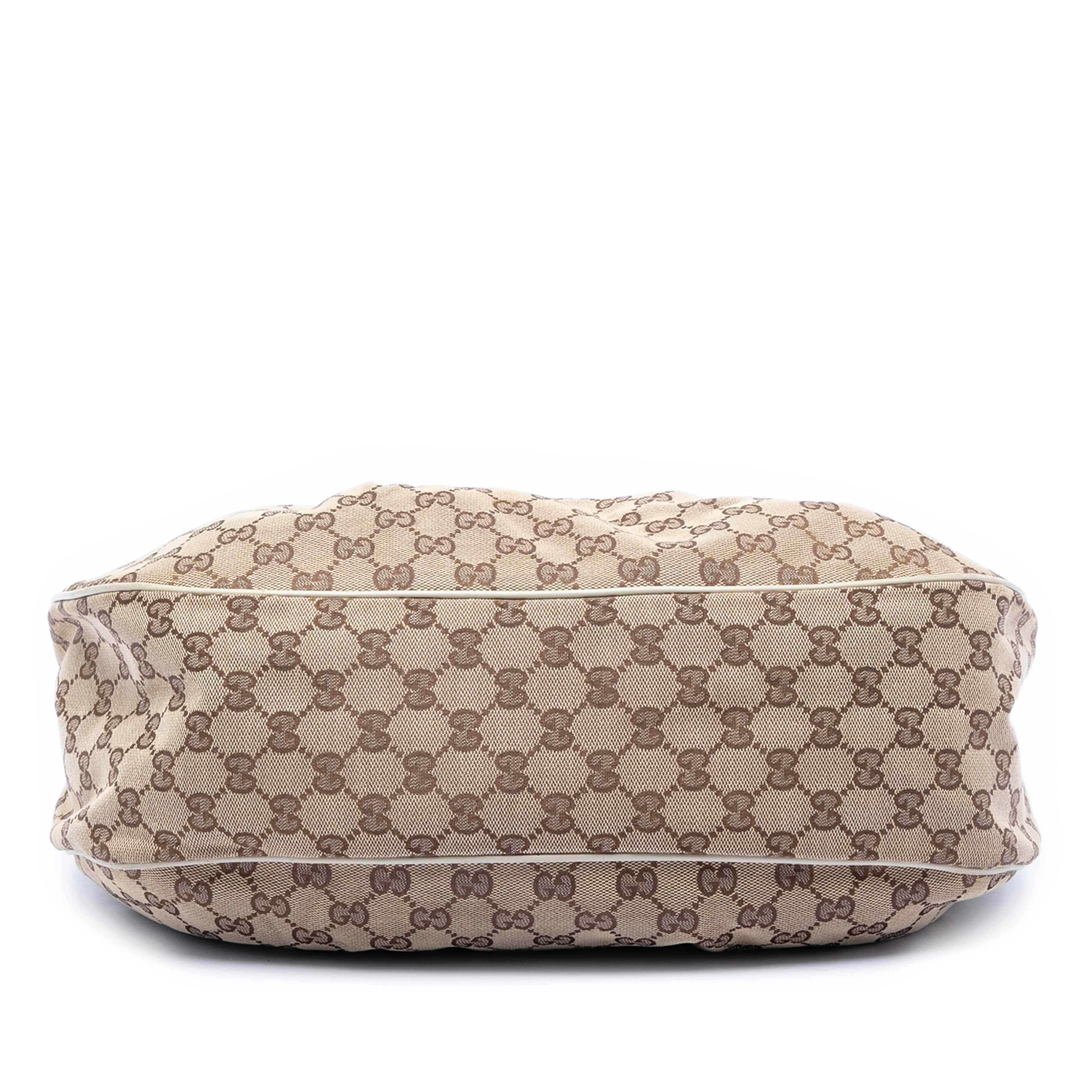 Gucci Gg Canvas Sukey Shoulder Bag, från Luxclusif, i färgen beige. Klicka för att öppna bilden i stort format