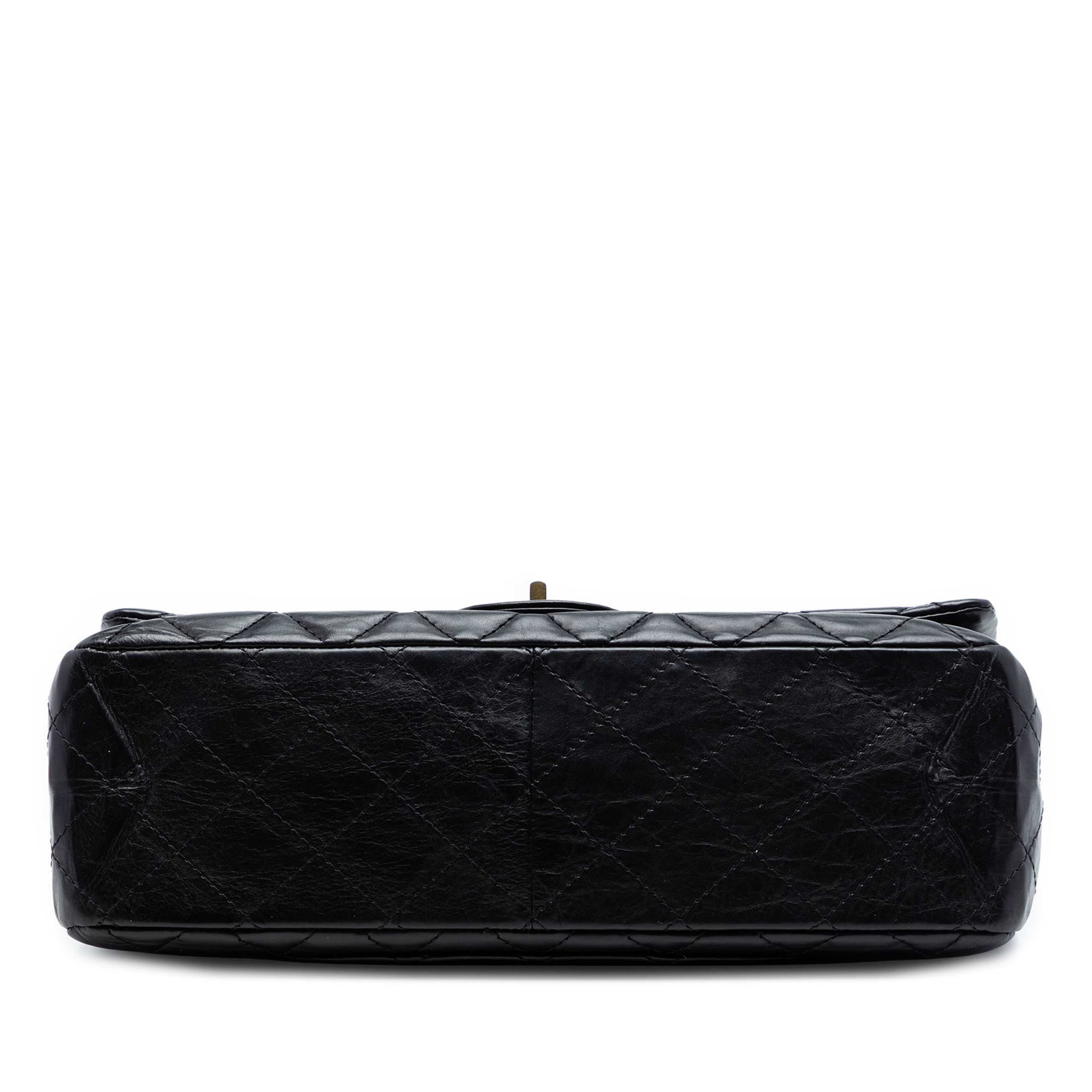 Chanel Quilted Aged Calfskin Reissue 2.55 Double Flap 227, från Luxclusif, i färgen black. Klicka för att öppna bilden i stort format