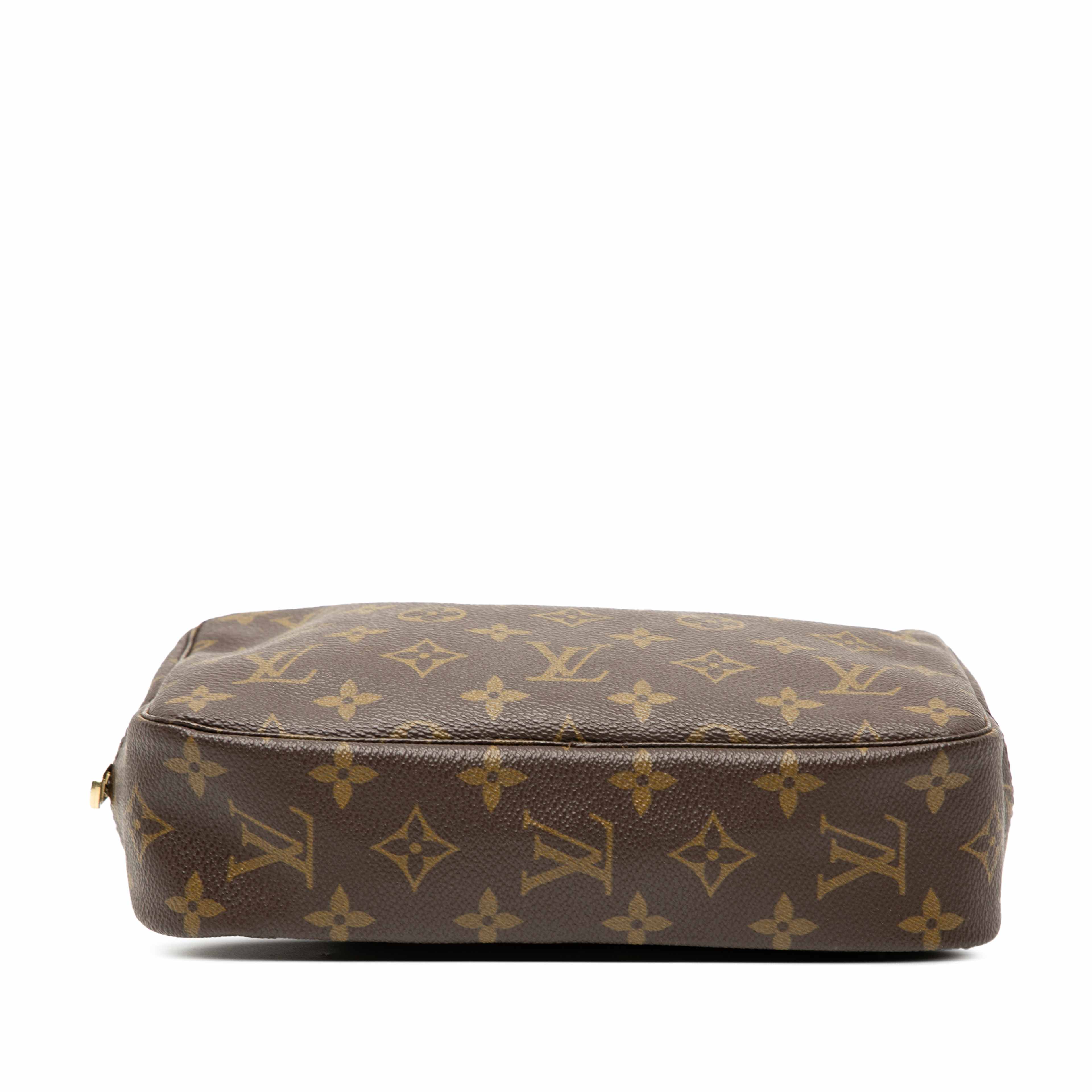 Louis Vuitton Monogram Trousse Toilette 23, från Luxclusif, i färgen brown. Klicka för att öppna bilden i stort format