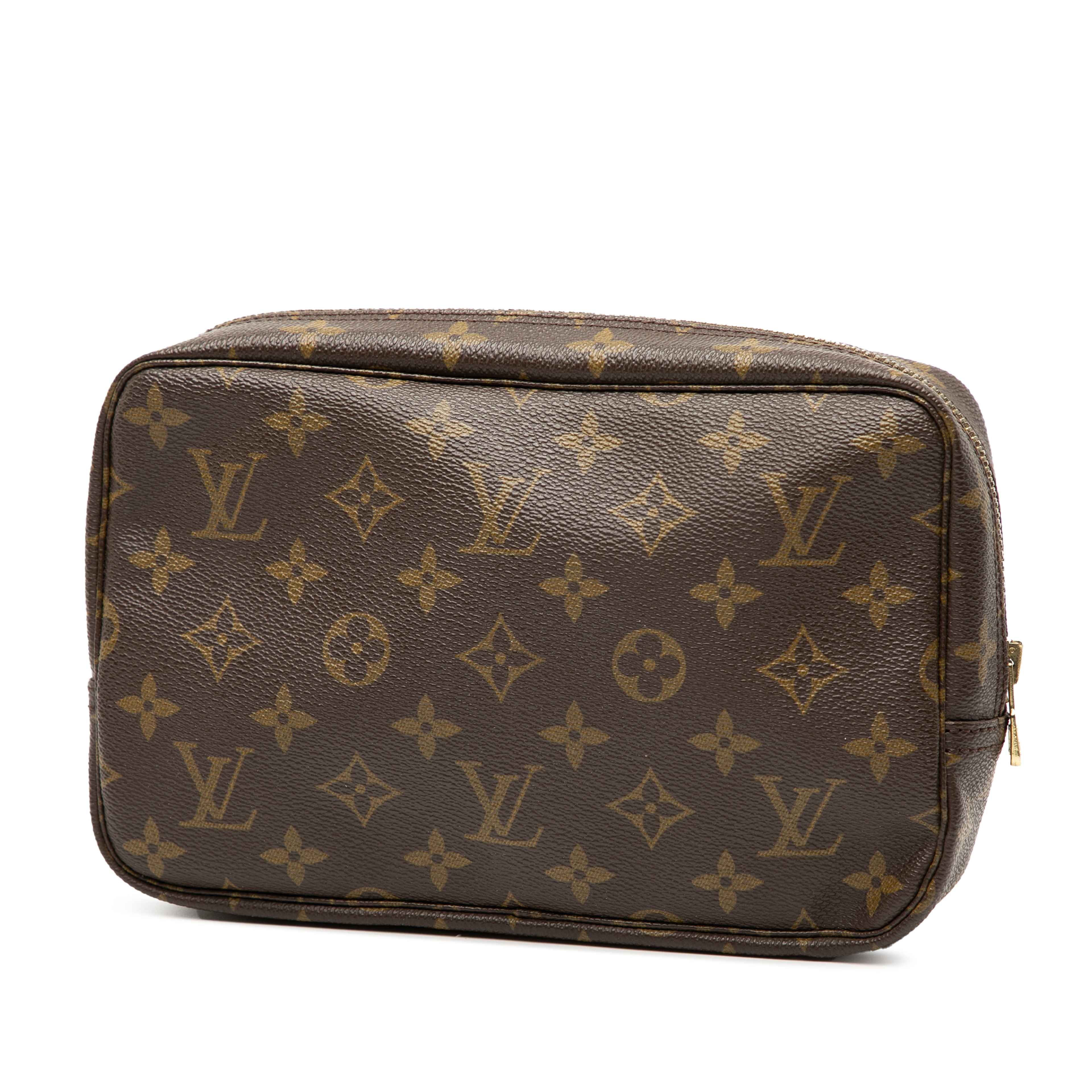 Louis Vuitton Monogram Trousse Toilette 23, från Luxclusif, i färgen brown. Klicka för att öppna bilden i stort format