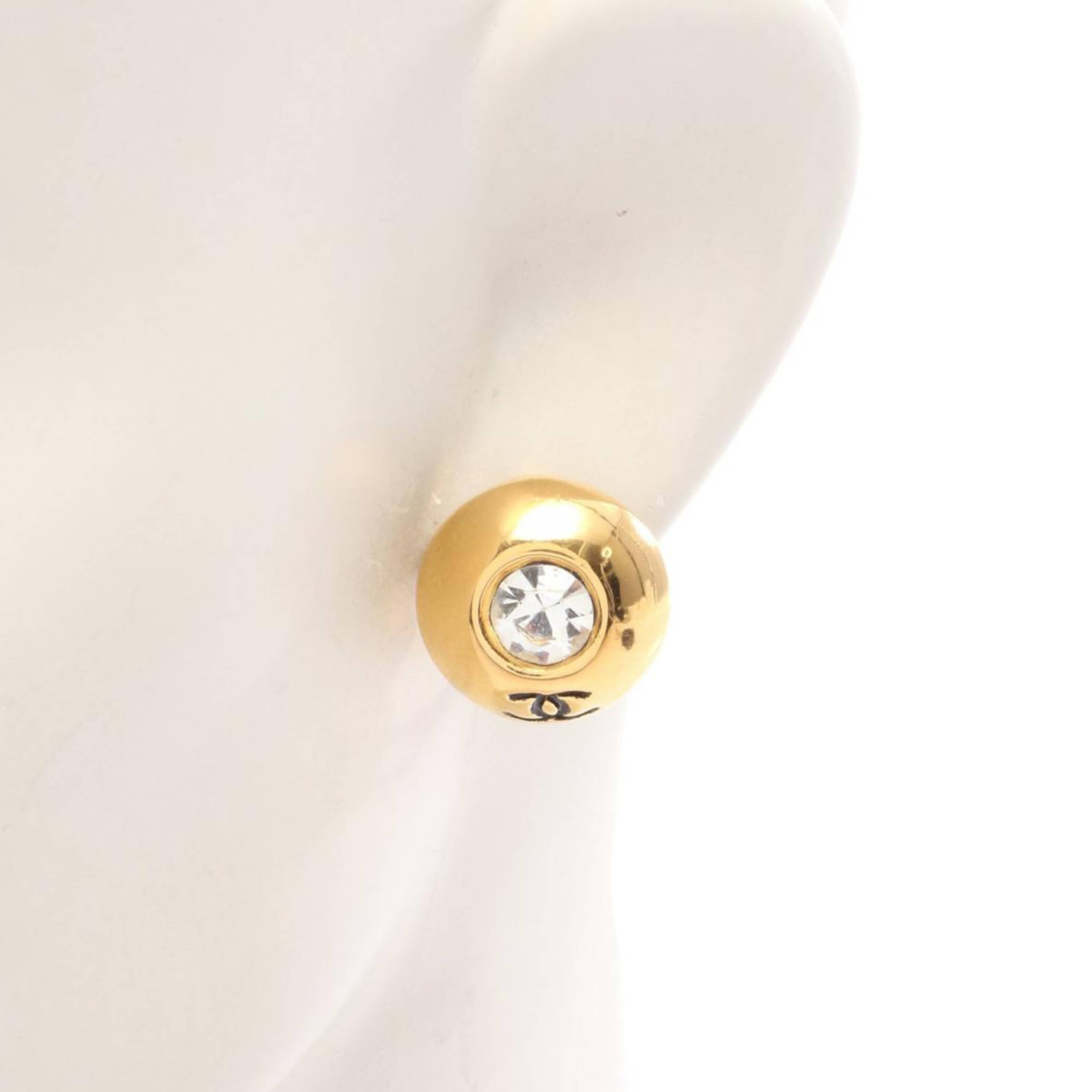 Chanel Cc Gold Plated And Strass Round Clip On Earrings, från Luxclusif, i färgen gold. Klicka för att öppna bilden i stort format