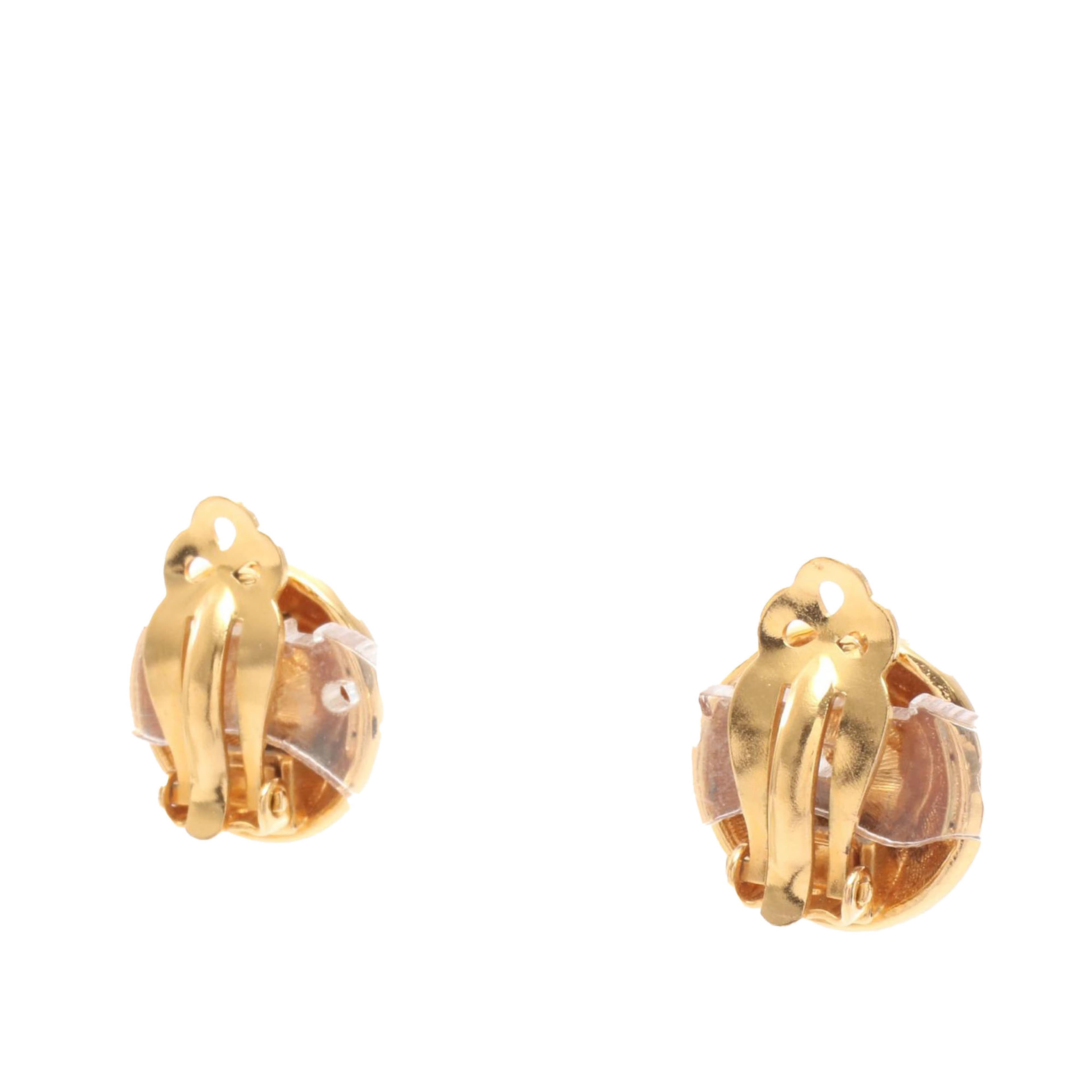 Chanel Cc Gold Plated And Strass Round Clip On Earrings, från Luxclusif, i färgen gold. Klicka för att öppna bilden i stort format