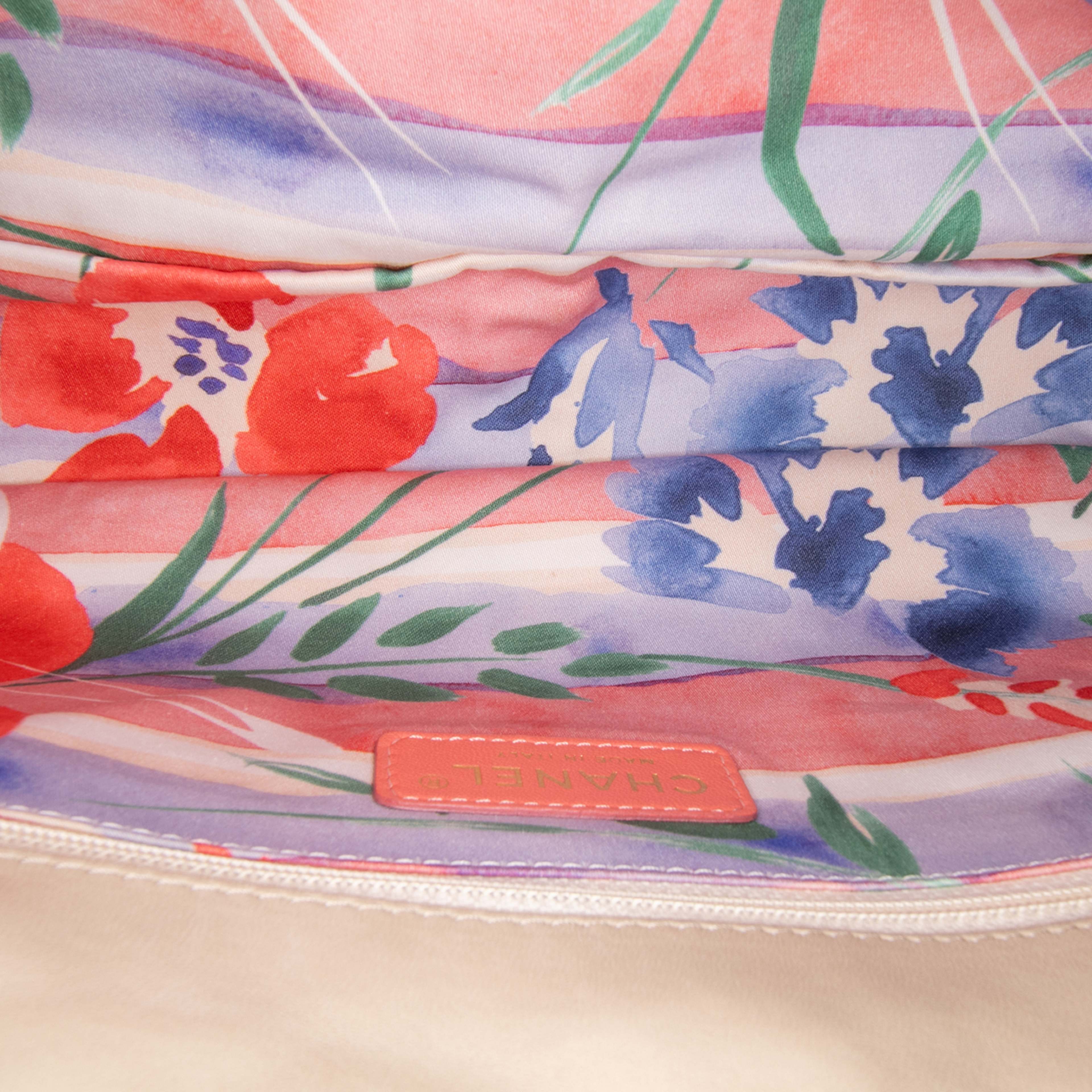 Chanel Cc Straw Country Flap, från Luxclusif, i färgen beige. Klicka för att öppna bilden i stort format