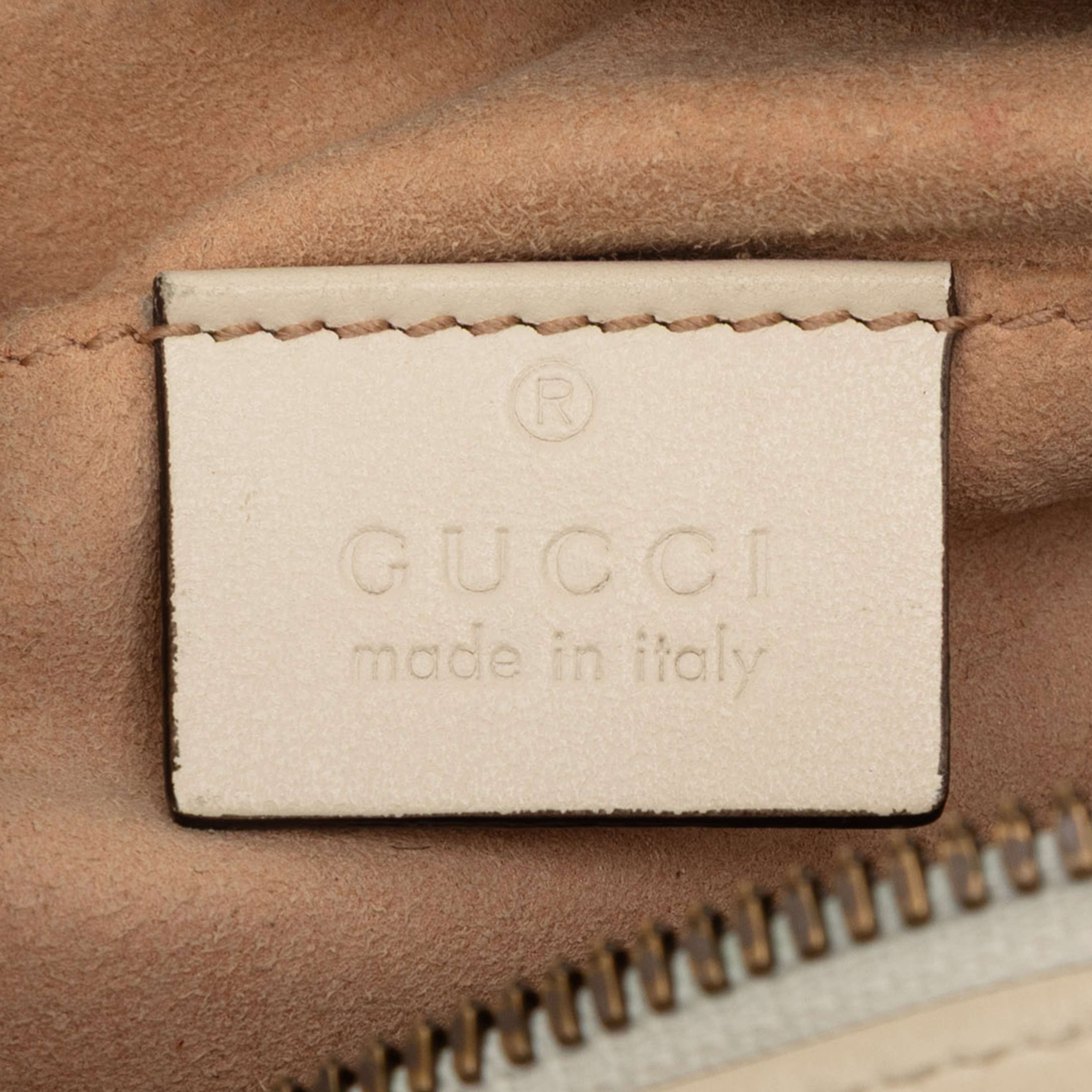 Gucci Small Gg Marmont Matelasse Leather Crossbody, från Luxclusif, i färgen white. Klicka för att öppna bilden i stort format