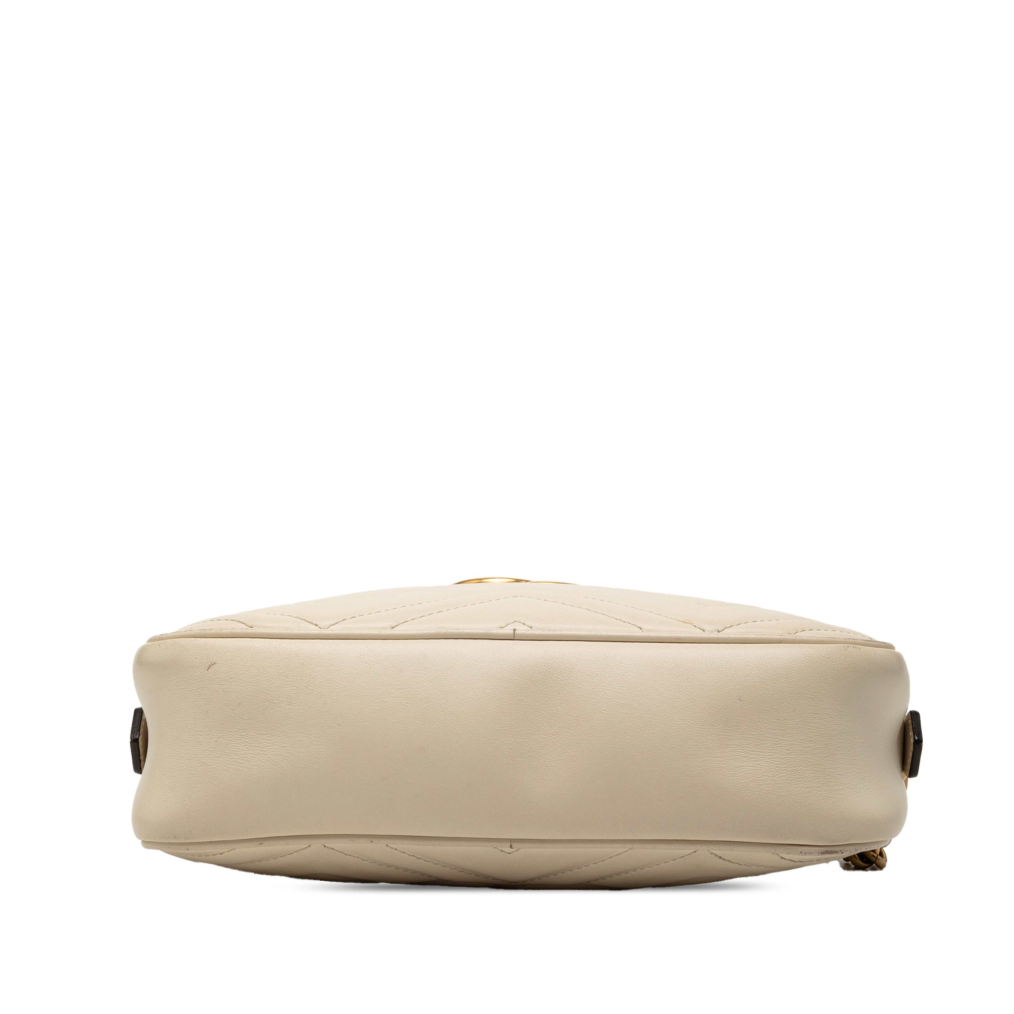 Gucci Small Gg Marmont Matelasse Leather Crossbody, från Luxclusif, i färgen white. Klicka för att öppna bilden i stort format