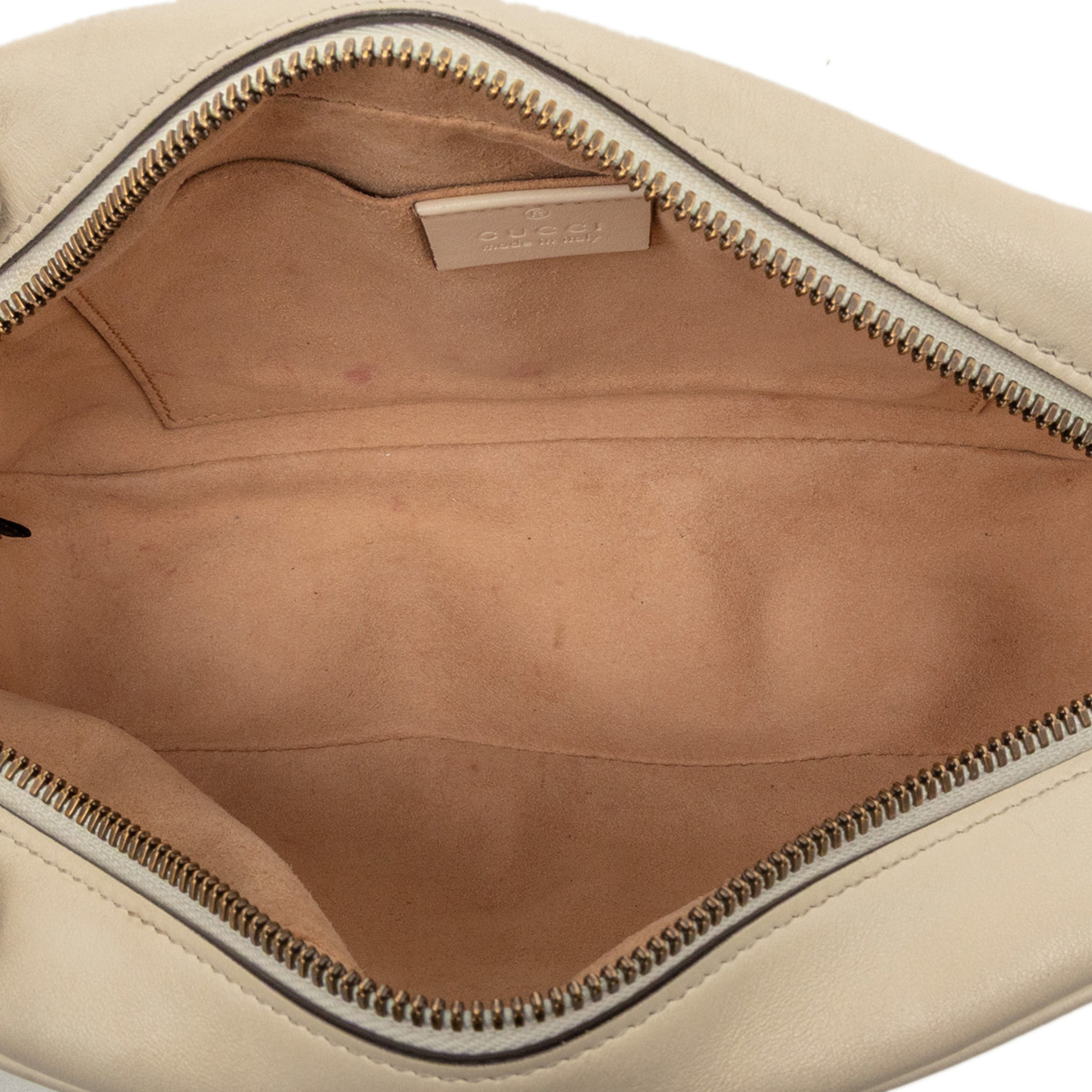 Gucci Small Gg Marmont Matelasse Leather Crossbody, från Luxclusif, i färgen white. Klicka för att öppna bilden i stort format