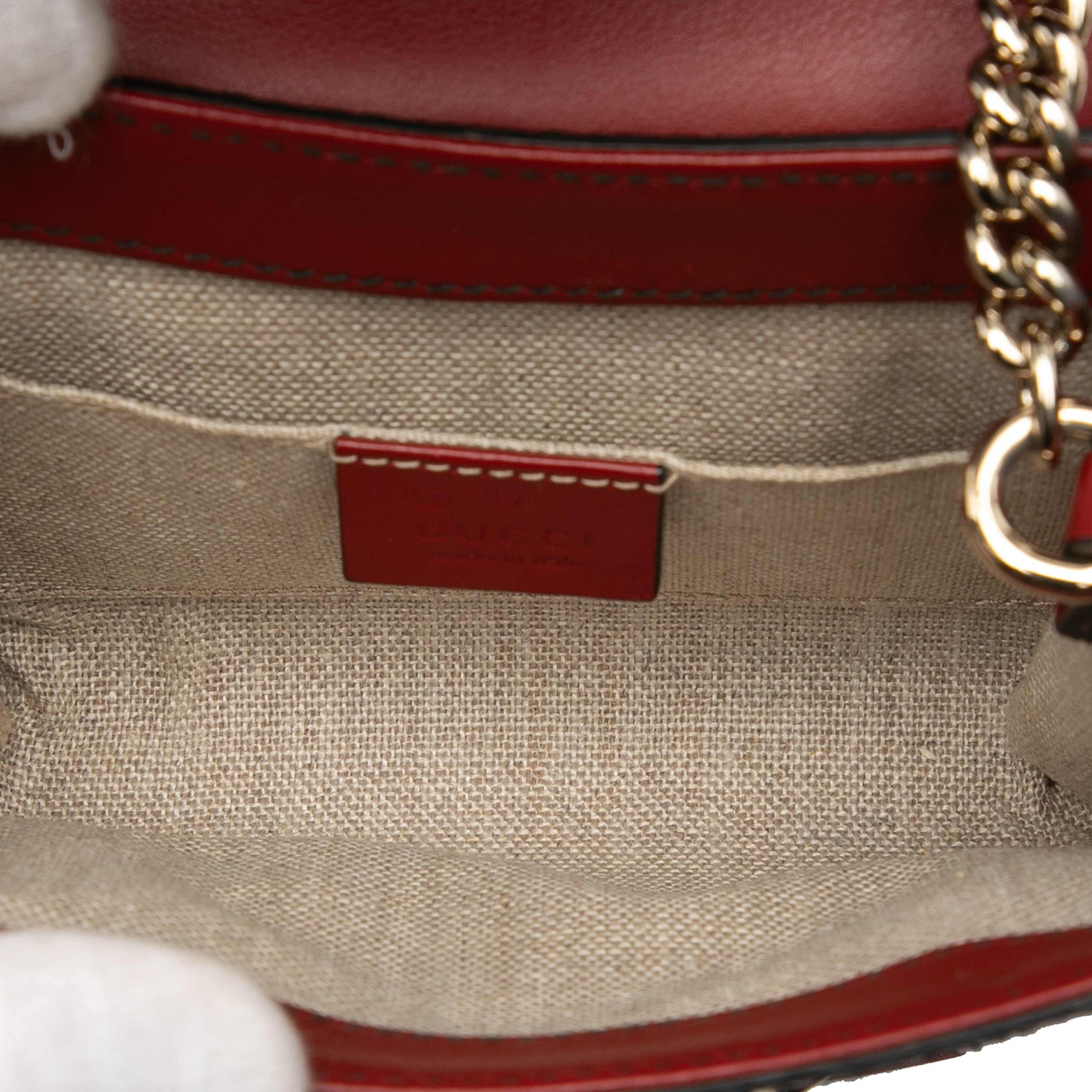 Gucci Mini Microguccissima Emily Crossbody, från Luxclusif, i färgen dark red. Klicka för att öppna bilden i stort format
