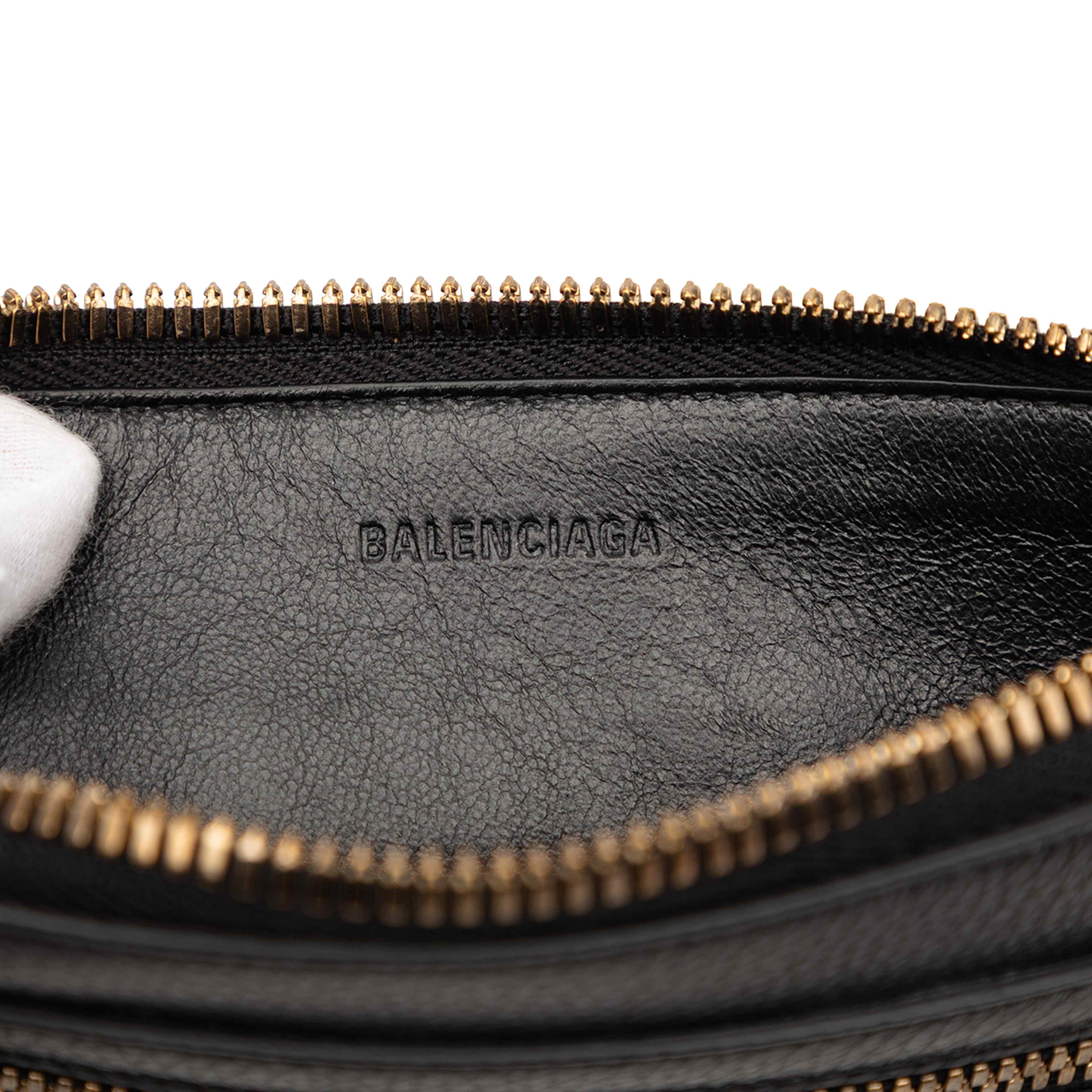 Balenciaga Grained Calfskin Neo Classic Pouch Xs, från Luxclusif, i färgen black. Klicka för att öppna bilden i stort format