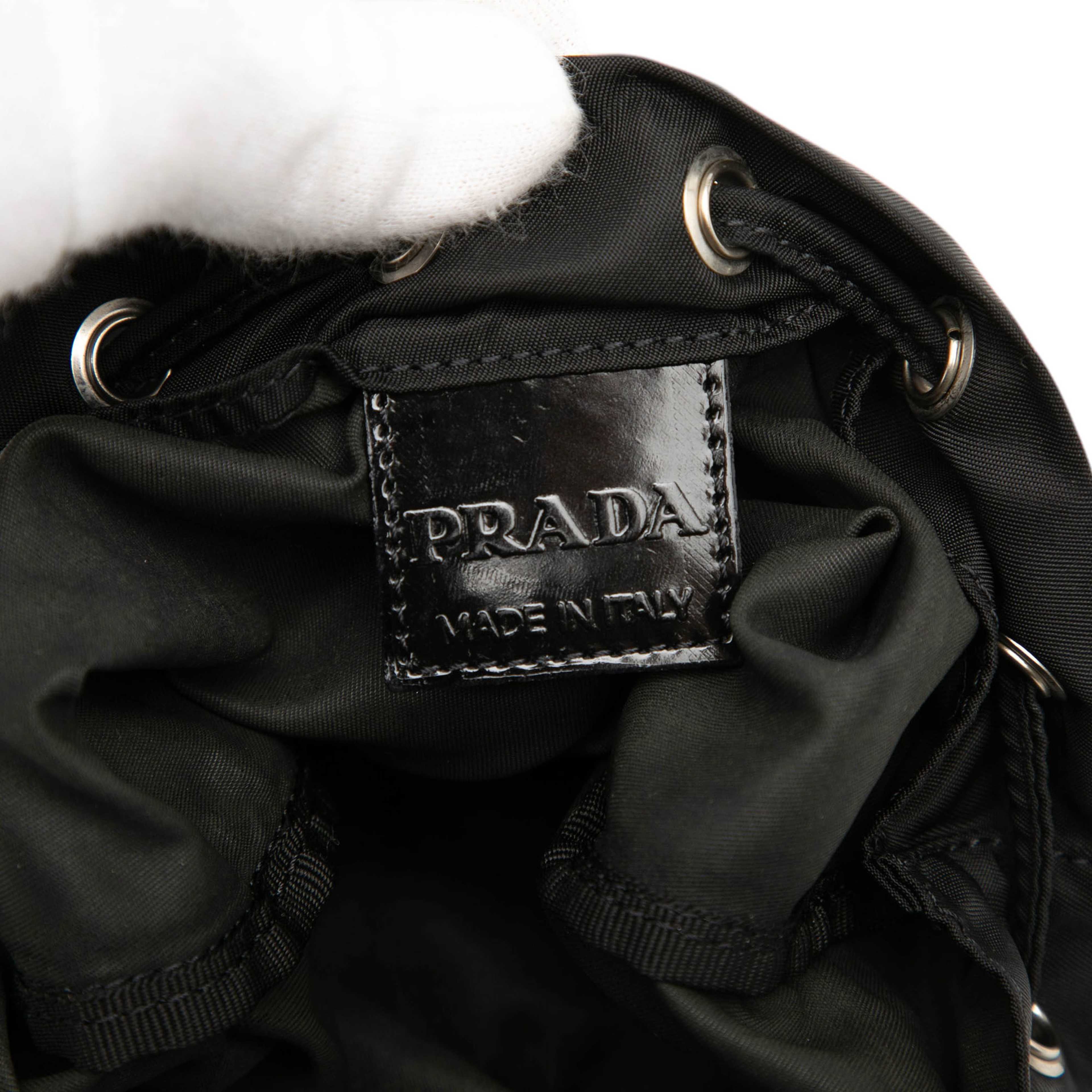 Prada Tessuto Drawstring Pouch, från Luxclusif, i färgen black. Klicka för att öppna bilden i stort format