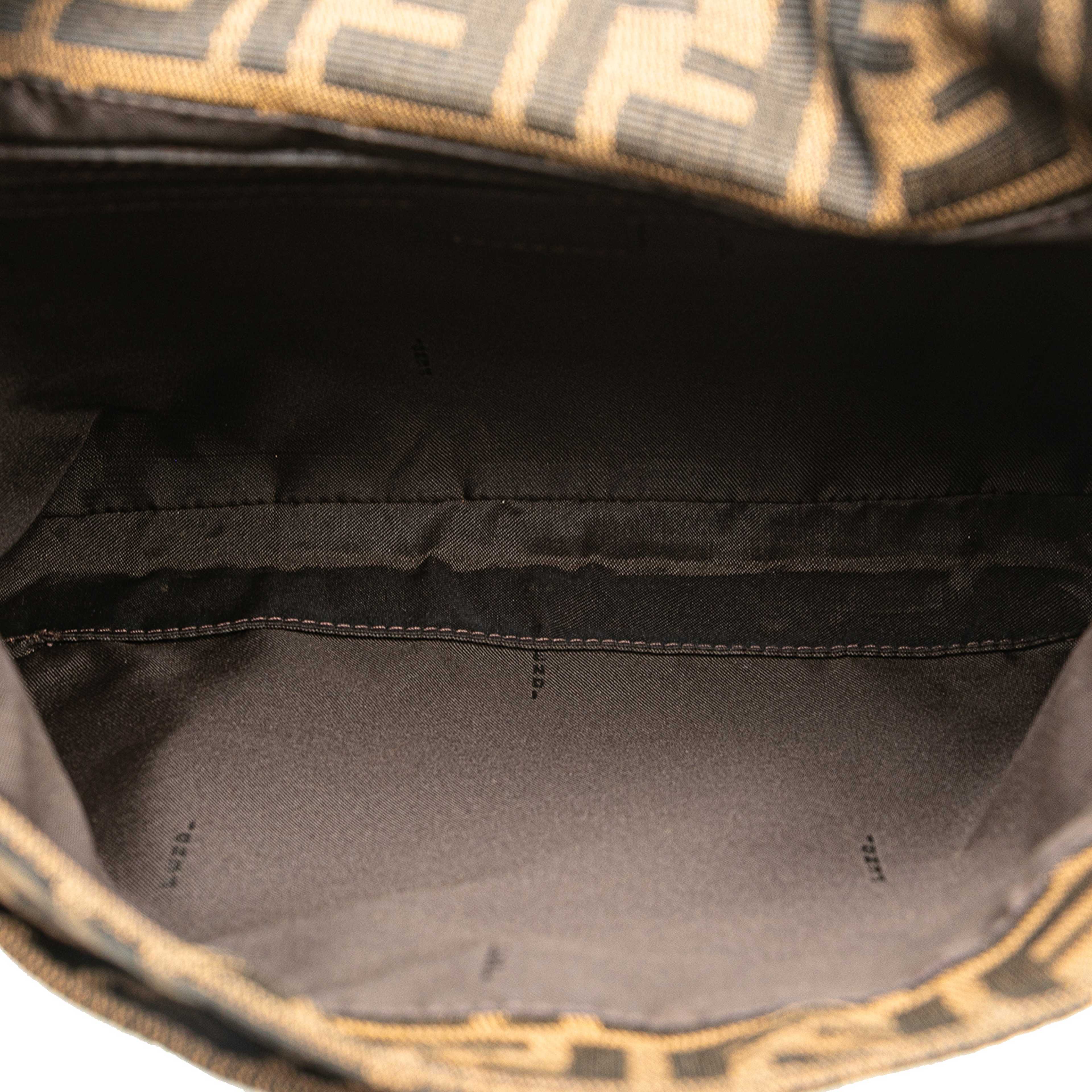 Fendi Zucca Canvas Shoulder Bag, från Luxclusif, i färgen brown. Klicka för att öppna bilden i stort format